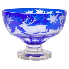 Centro de mesa o ponchera de cristal azul cobalto antiguo con ciervo y escena de bosque. Pesado