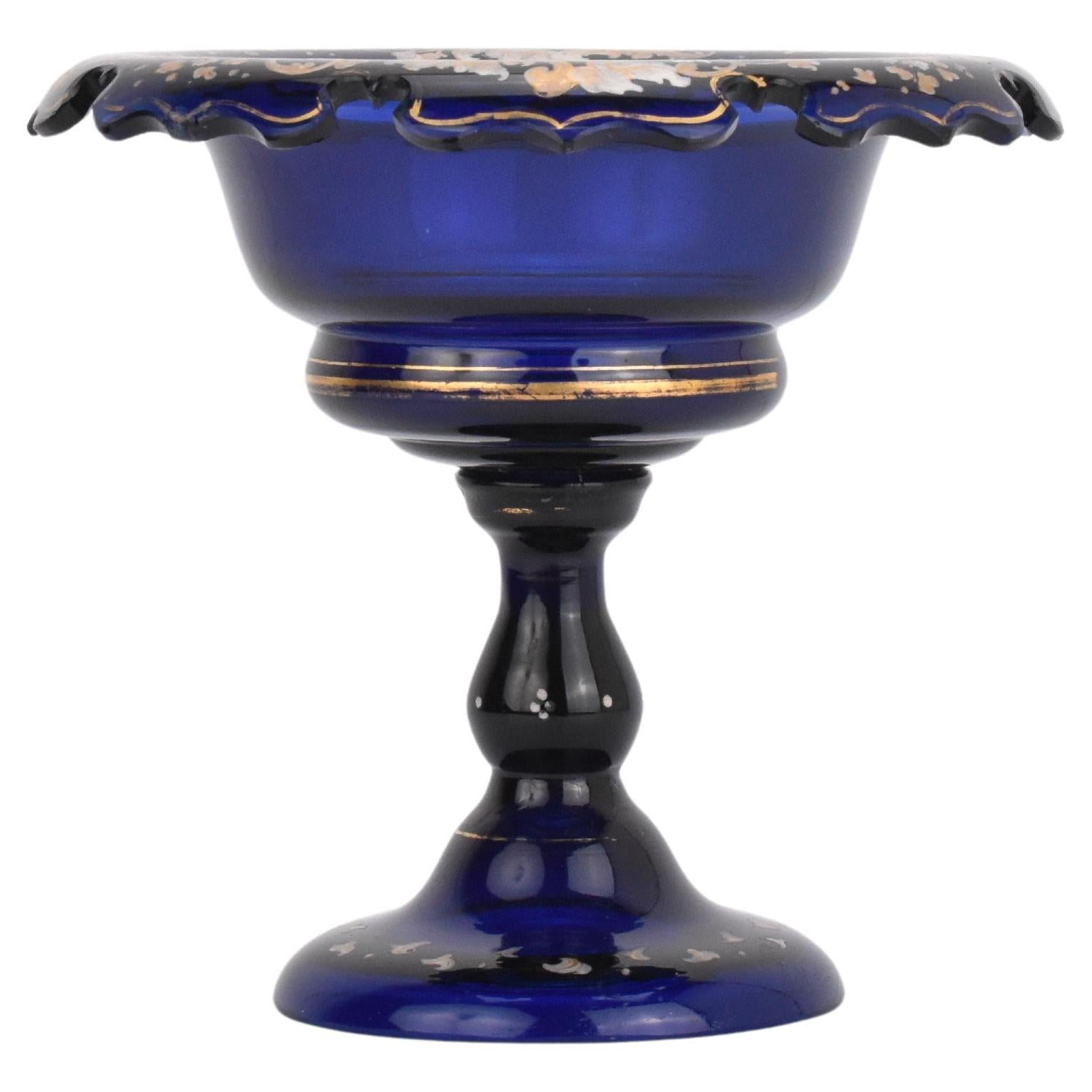 Bol Tazza en verre bleu cobalt avec décor en émail doré - Bohemia, 19e siècle

Cette élégante coupe tazza, fabriquée en verre bleu cobalt, illustre la qualité de la verrerie bohémienne du XIXe siècle. Le corps circulaire est orné d'impressionnantes