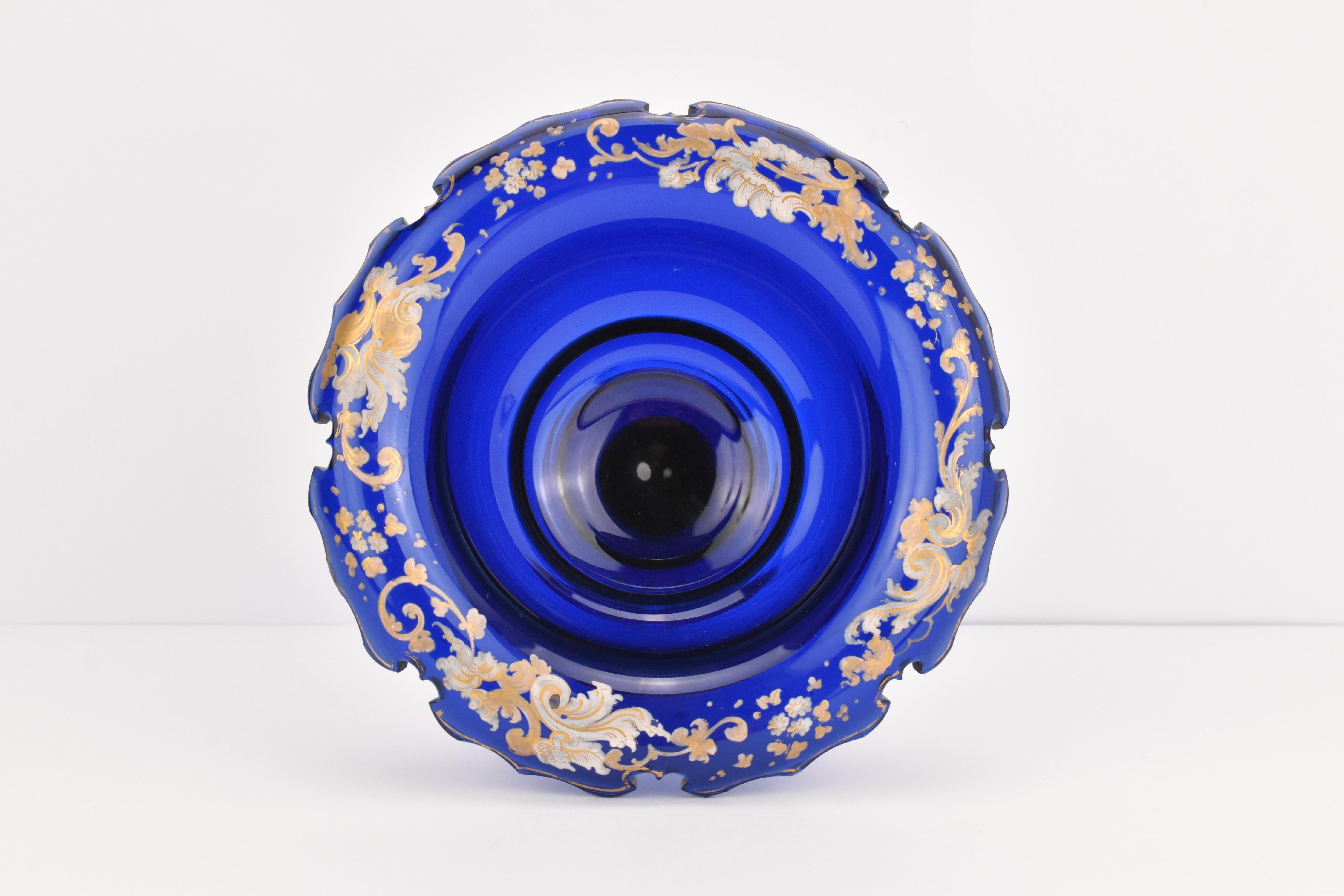 Européen Ancienne coupe Tazza en verre émaillé bleu cobalt, 19e siècle en vente