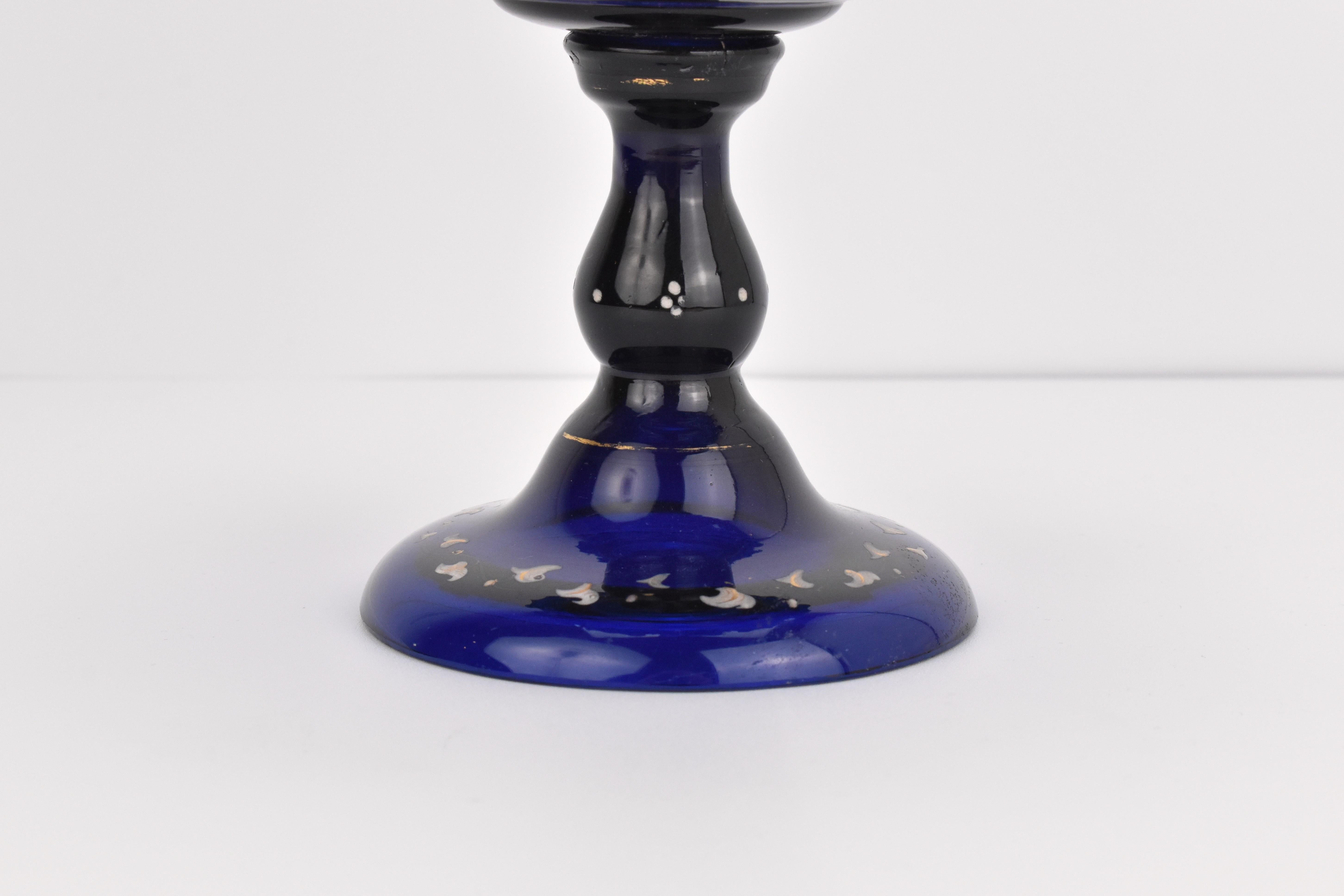 Émaillé Ancienne coupe Tazza en verre émaillé bleu cobalt, 19e siècle en vente