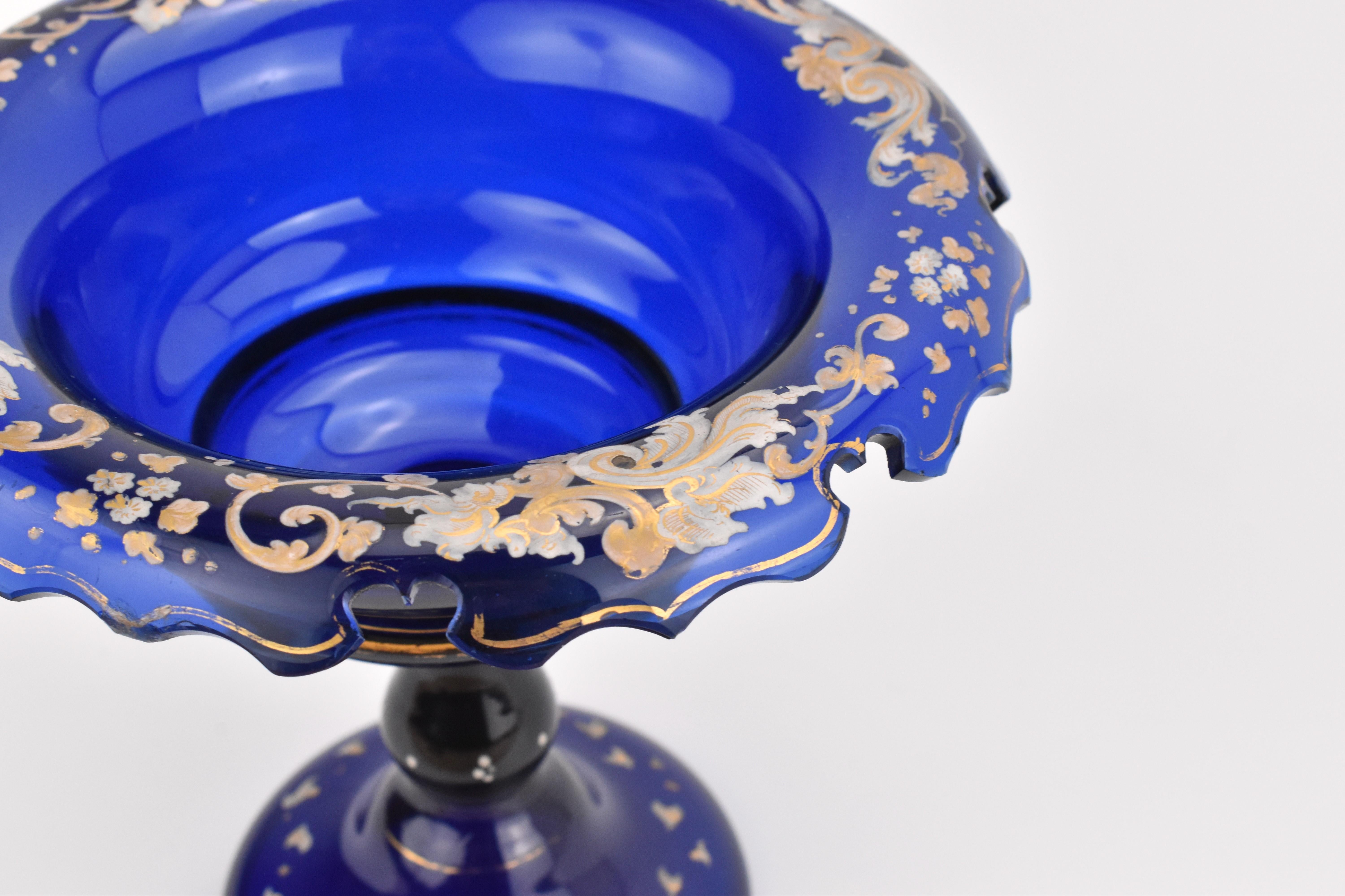 Ancienne coupe Tazza en verre émaillé bleu cobalt, 19e siècle Bon état - En vente à Rostock, MV