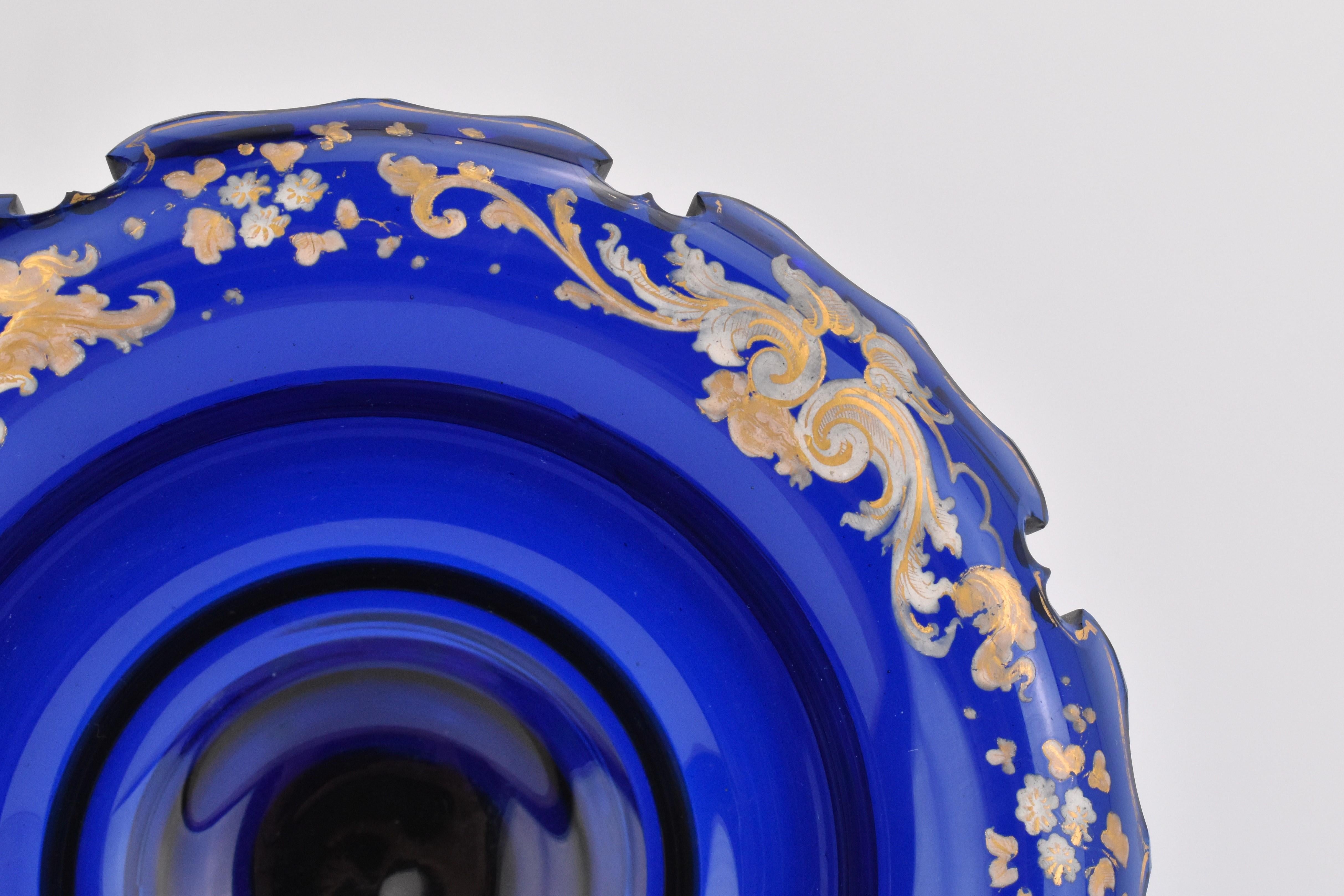XIXe siècle Ancienne coupe Tazza en verre émaillé bleu cobalt, 19e siècle en vente