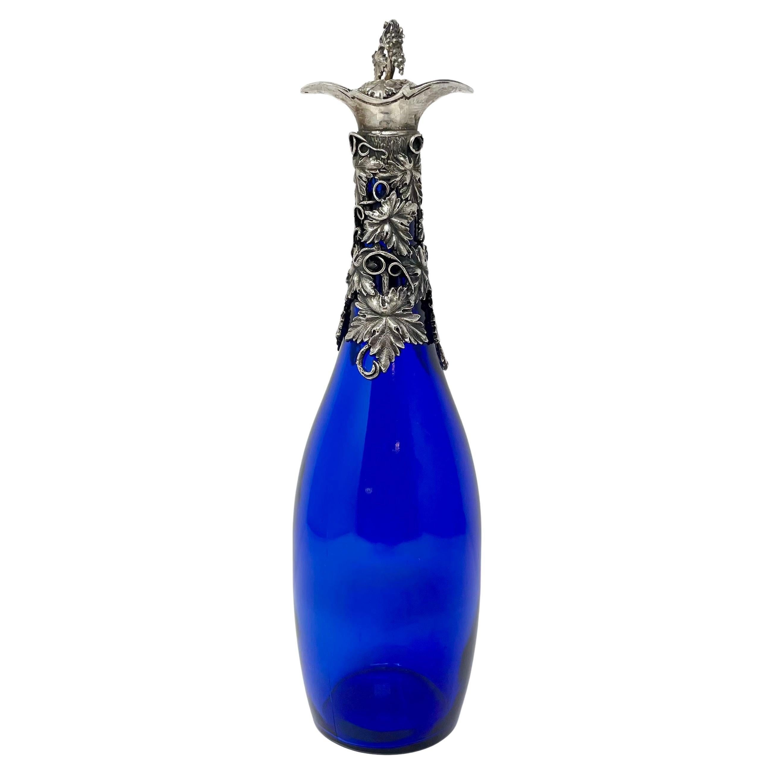 Ancienne bouteille de liqueur en verre bleu cobalt avec bouchon en argent sterling, vers 1890-1900.