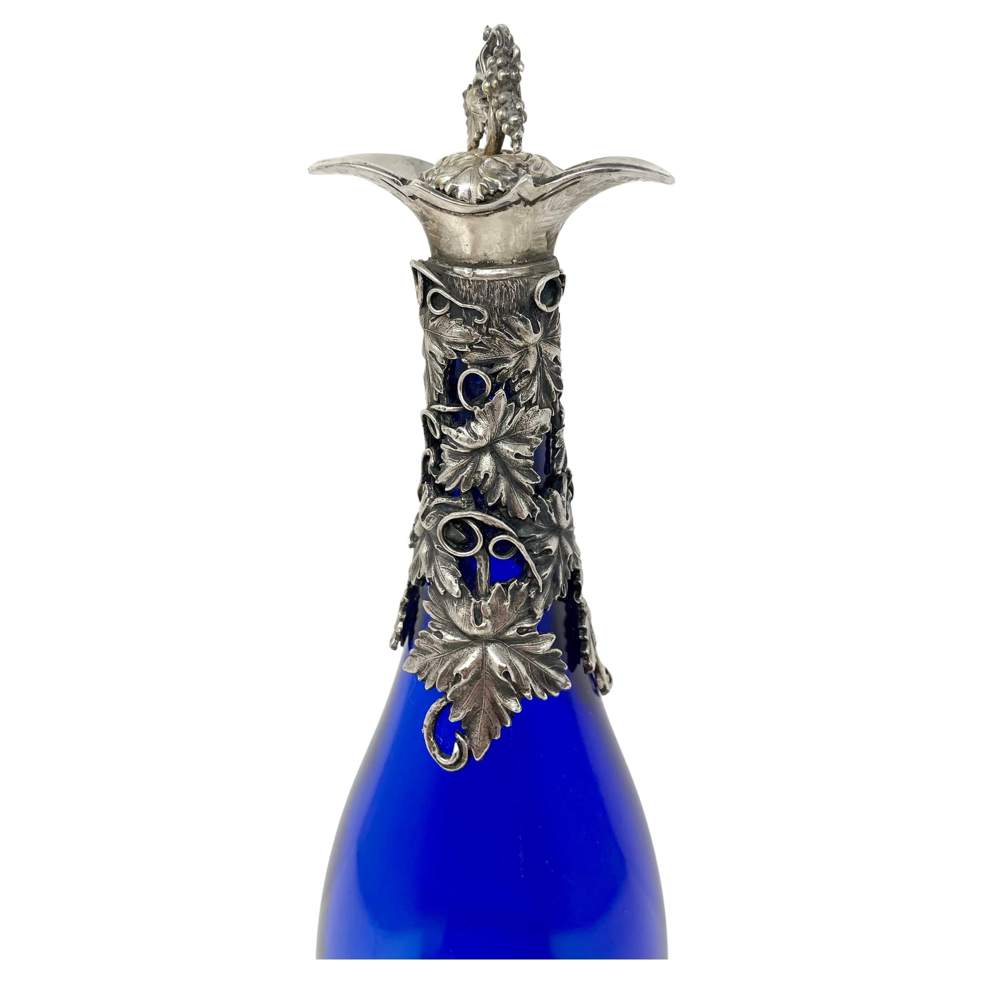 XIXe siècle Bouteille à liqueur antique en verre bleu cobalt avec dessus en argent sterling vers 1890-1900 en vente