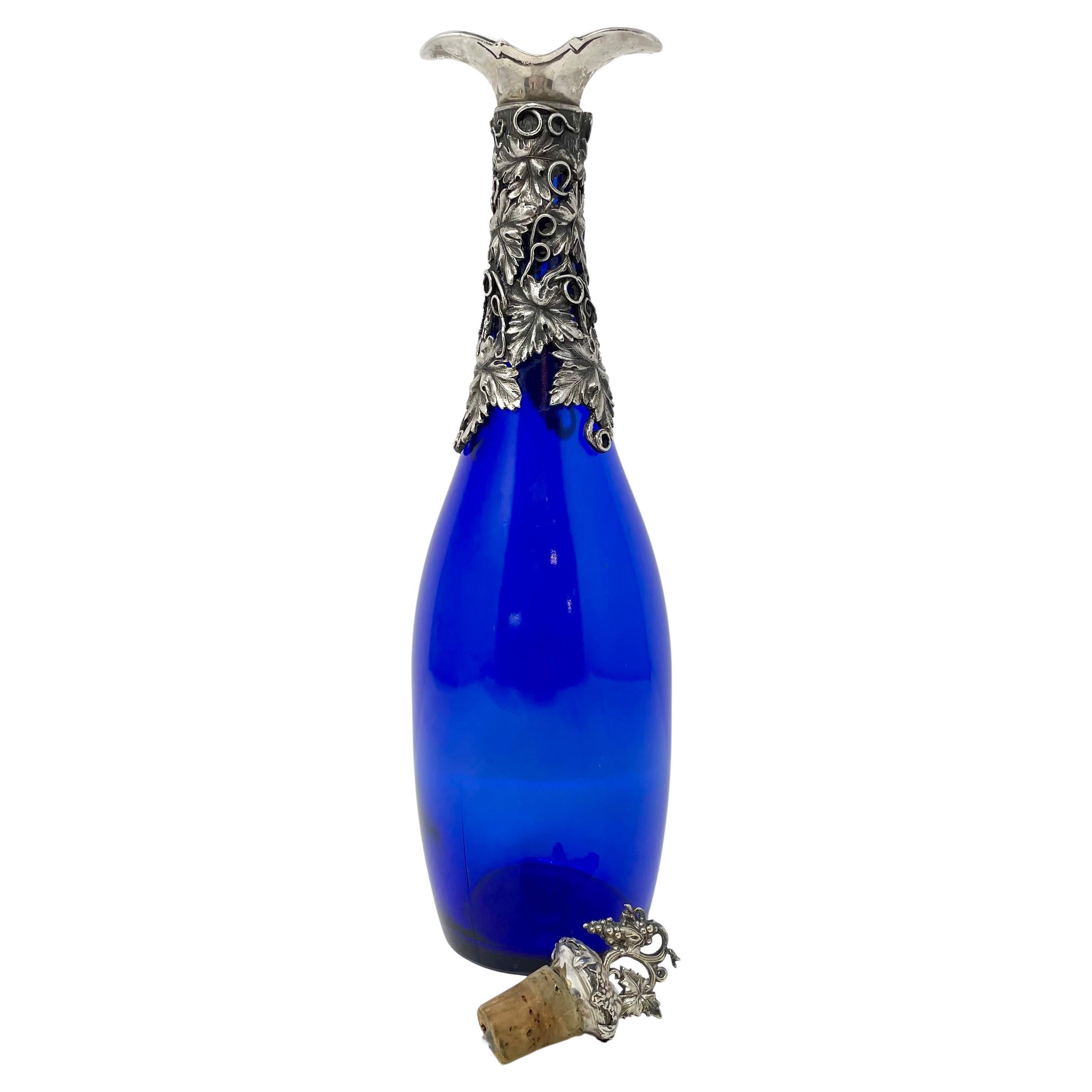 Bouteille à liqueur antique en verre bleu cobalt avec dessus en argent sterling vers 1890-1900 en vente 1