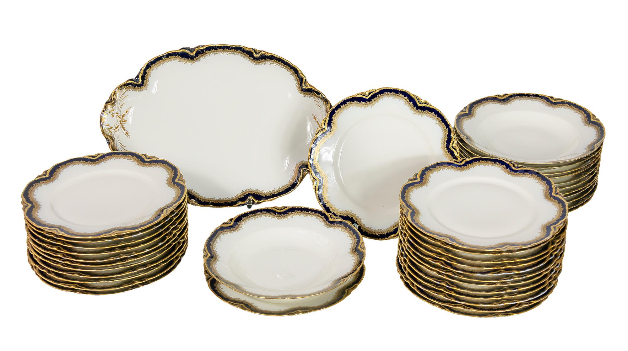 Das Porzellanset für 12 Personen ist mit Kobaltblau und Gold verziert und wurde von der französischen Porzellanfabrik Haviland handgefertigt.
24 Stk. Essteller 24,5 x 2,5 cm
12 Stk. Suppenteller 24,5 x 4,3 cm
1 Stk. ovale Servierplatte 40.5 x