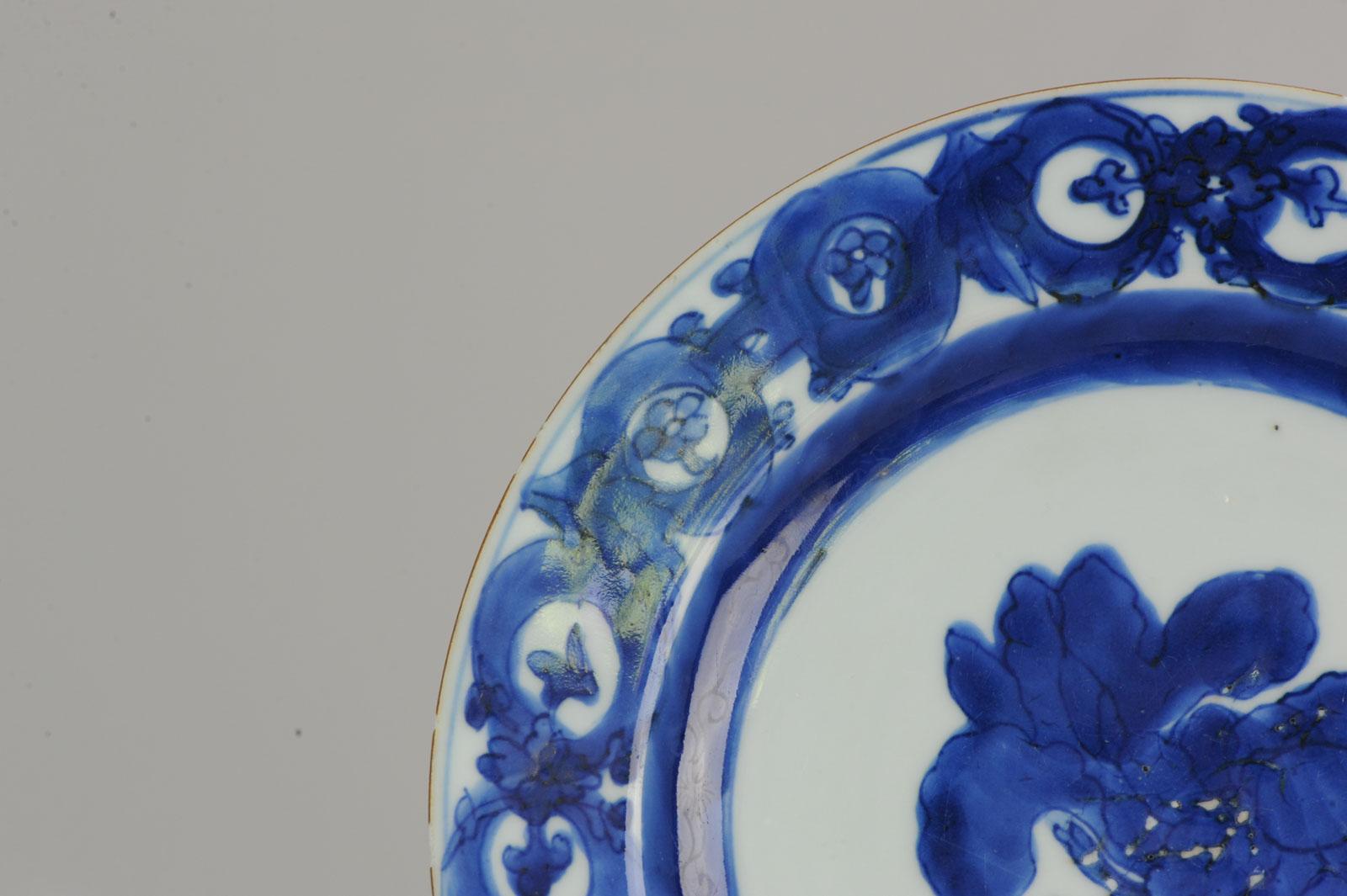 Chinois Ancienne assiette bleu cobalt décorée de fleurs Sybilla Merian chinoise, 18ème siècle en vente