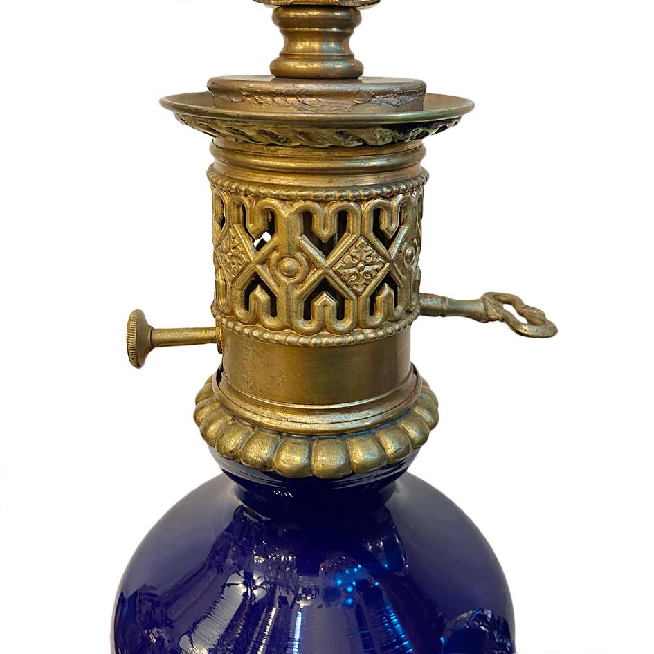 Lampe de table en porcelaine bleue française des années 1920 avec des accessoires en bronze doré. 

Mesures :
Hauteur du corps 15
Hauteur jusqu'au support de l'abat-jour 27.25