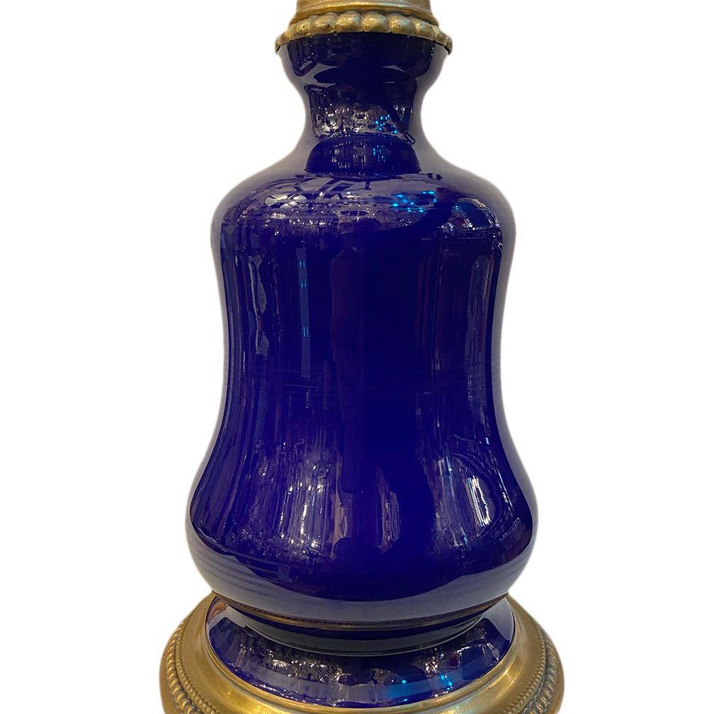 Français Lampe ancienne en porcelaine bleu cobalt en vente