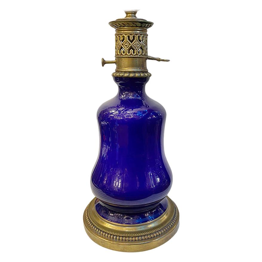Lampe ancienne en porcelaine bleu cobalt en vente