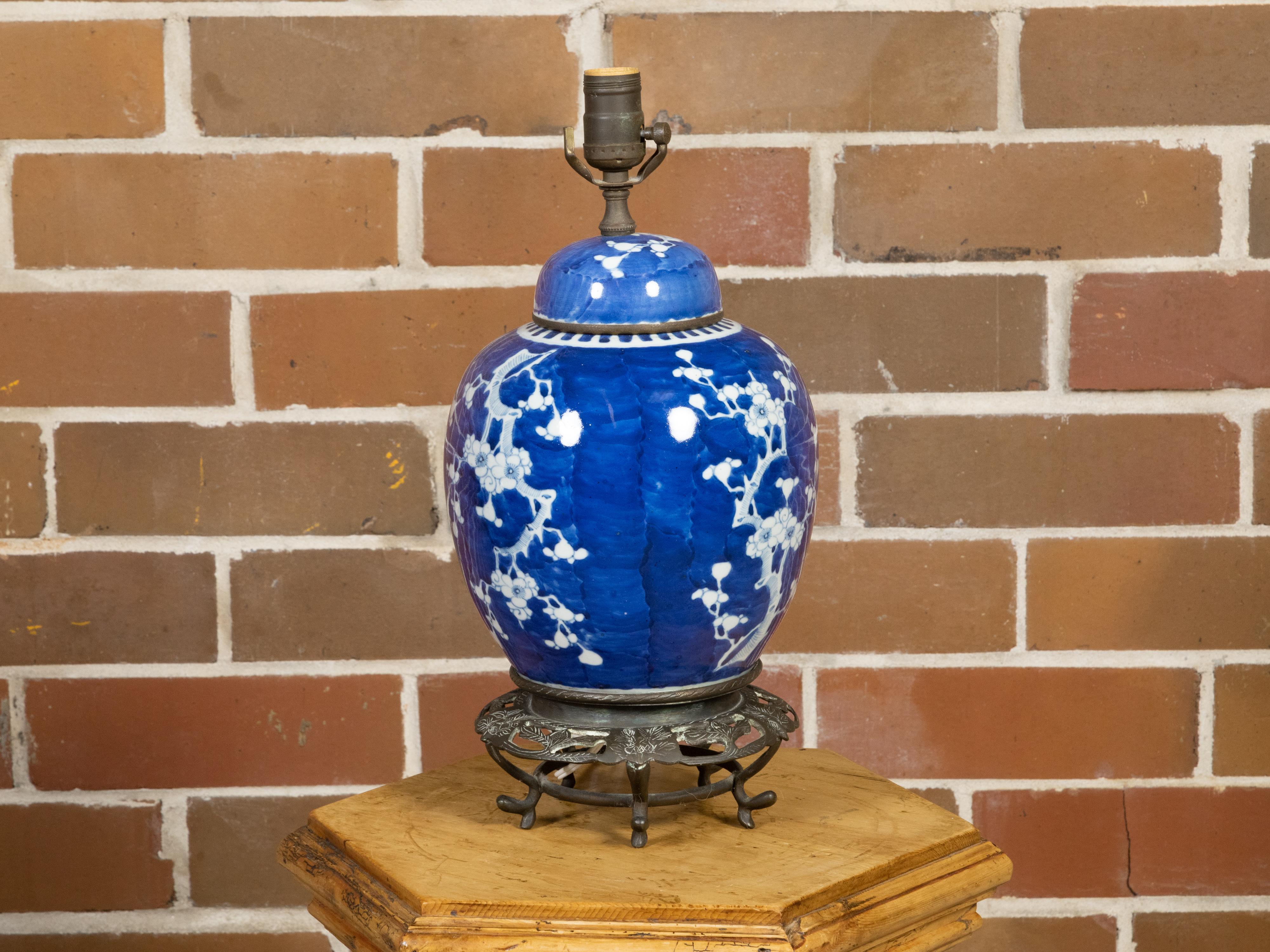 Ein blau-weißer chinesischer Porzellankrug um 1900, der zu einer modernen Tischlampe umfunktioniert wurde, die in den USA verkabelt ist. Dieser atemberaubende chinesische Porzellankrug aus der Zeit um 1900 wurde fachmännisch in eine elegante