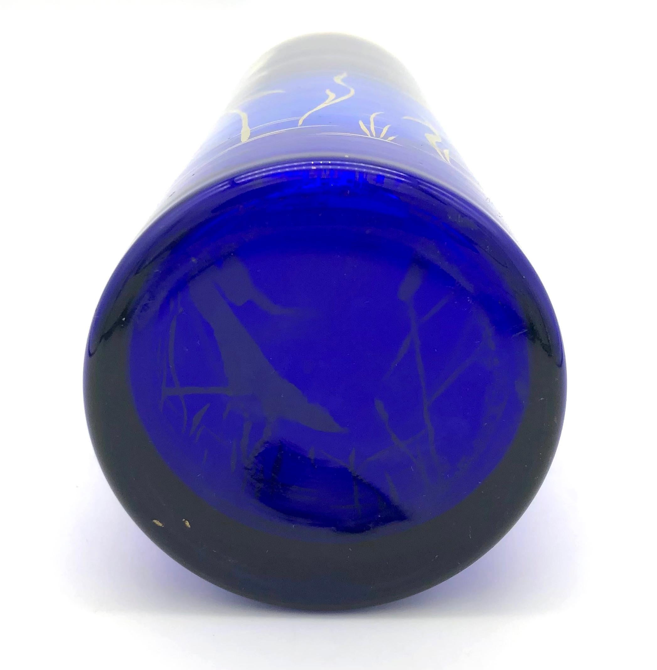Mouvement esthétique Vase ancien bleu cobalt, symbole de chance et de longévité en vente