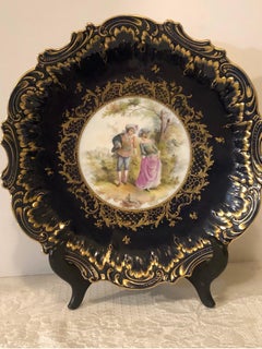 Antike Cobalt Dresden Porcelain Charger mit handgemalter Liebesszene