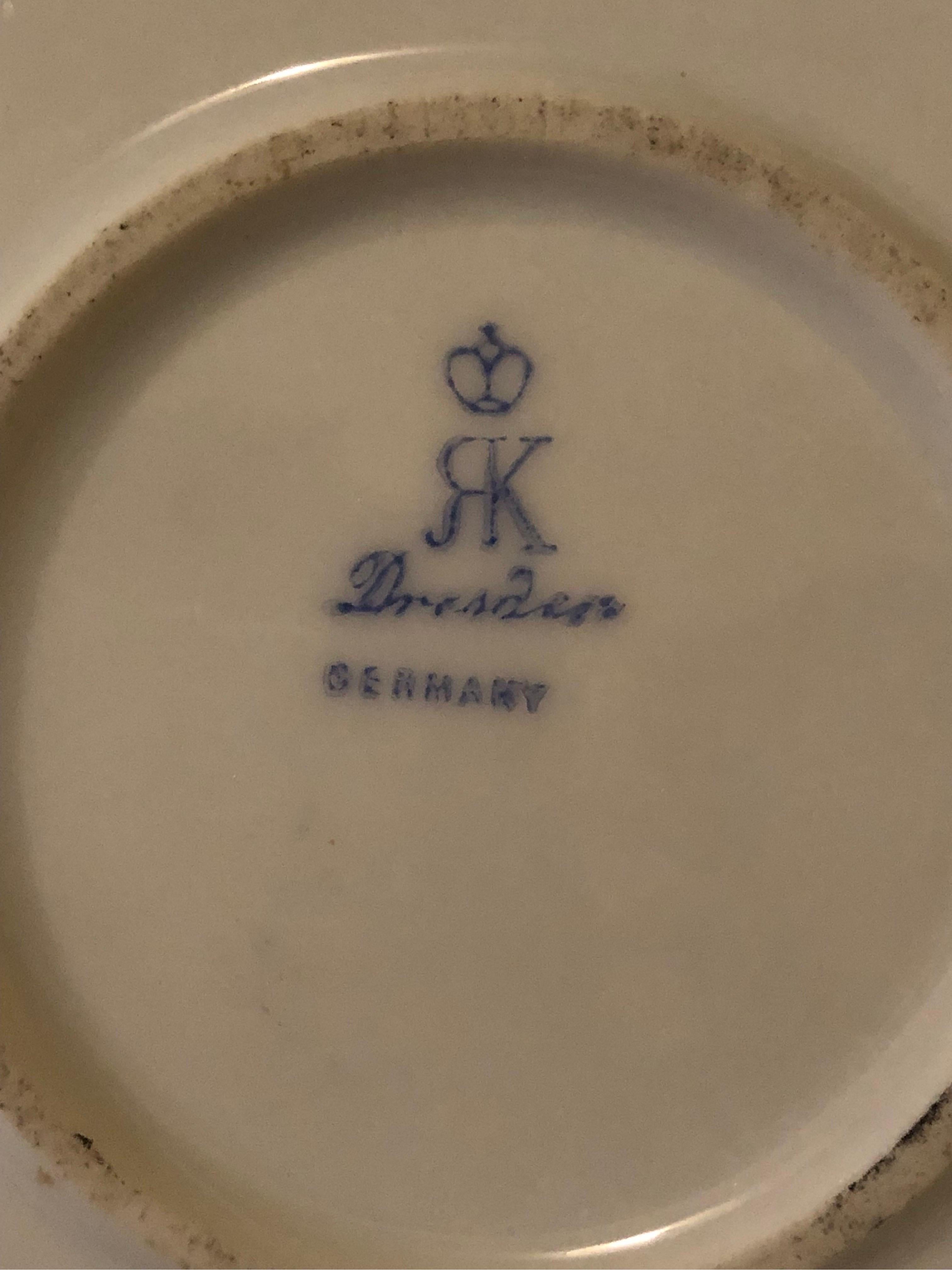 Antike Cobalt Dresden Porcelain Charger mit handgemalter Liebesszene (Handbemalt) im Angebot