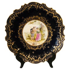 Antique chargeur en porcelaine de Dresden Cobalt avec scène d'amoureux peinte à la main