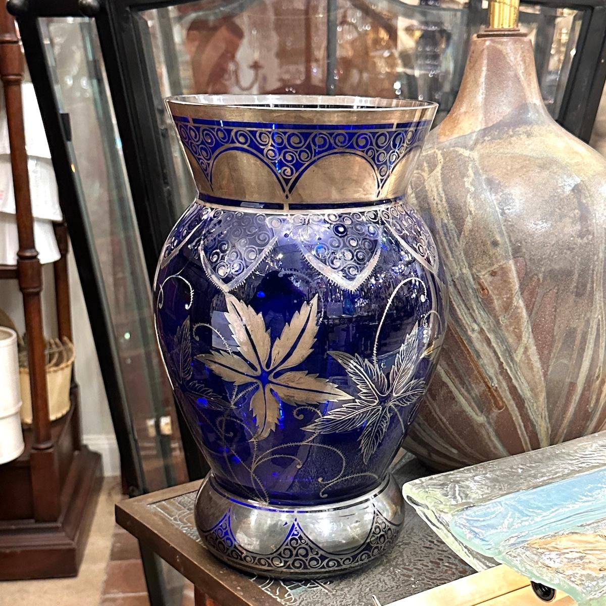 Francese Vaso antico in vetro cobalto con decorazioni in argento in vendita