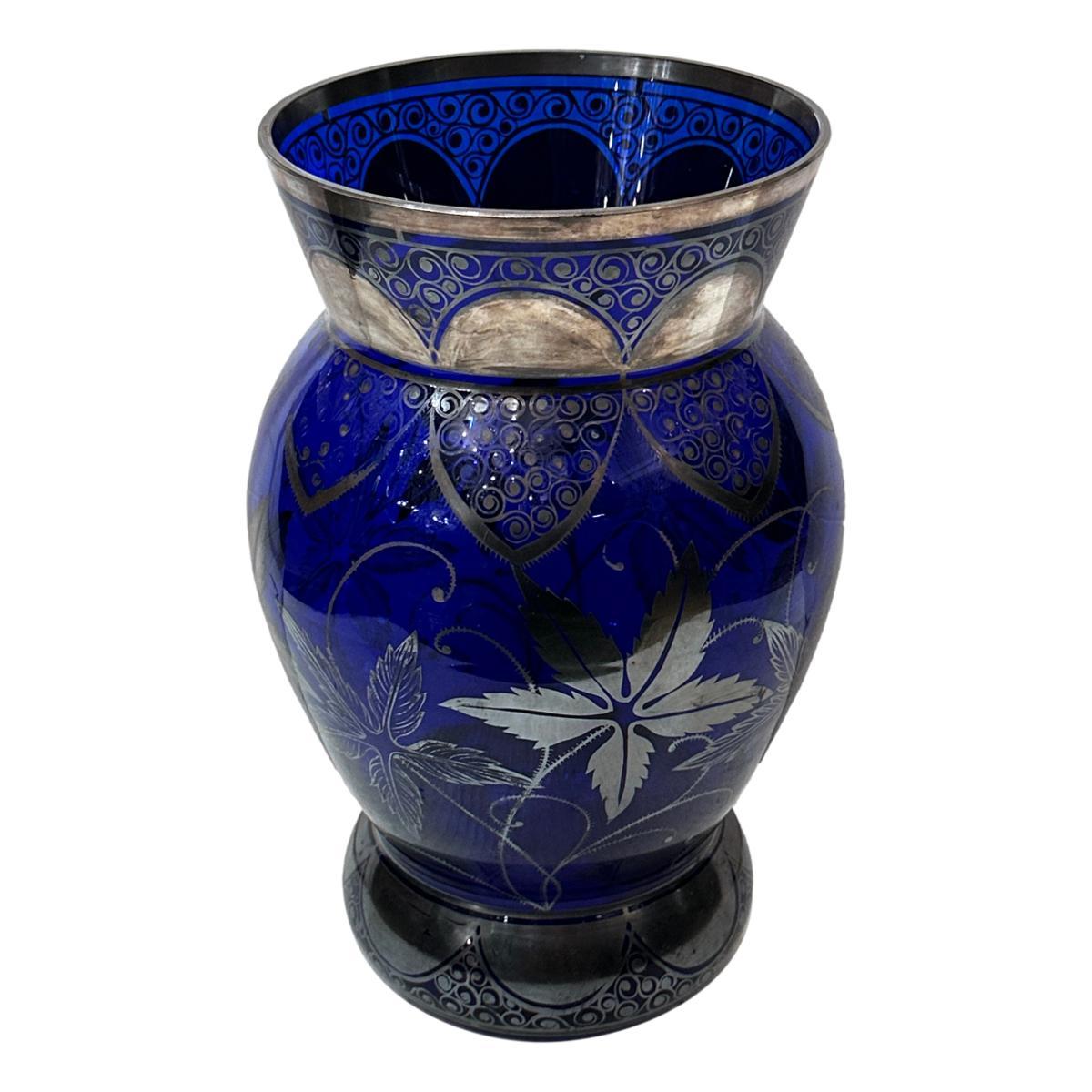 Vaso antico in vetro cobalto con decorazioni in argento In condizioni buone in vendita a New York, NY