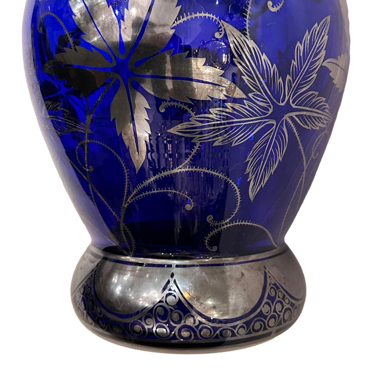 Inizio XX secolo Vaso antico in vetro cobalto con decorazioni in argento in vendita