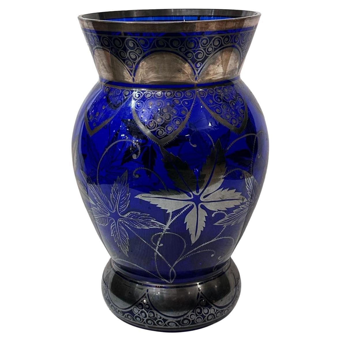 Vaso antico in vetro cobalto con decorazioni in argento
