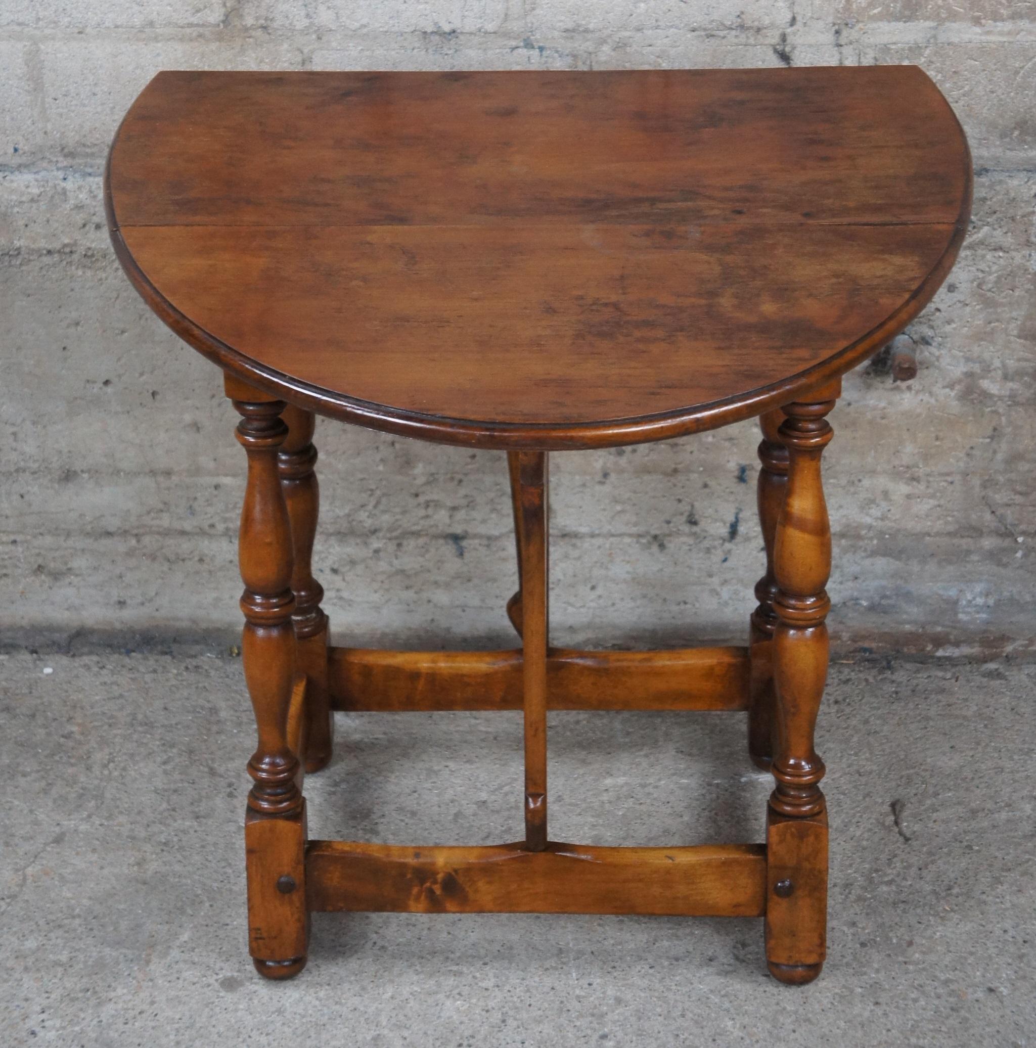 Antique Cochran Chair Co. William & Mary Style Maple Drop Leaf Joint End Table In Good Condition In Dayton, OH