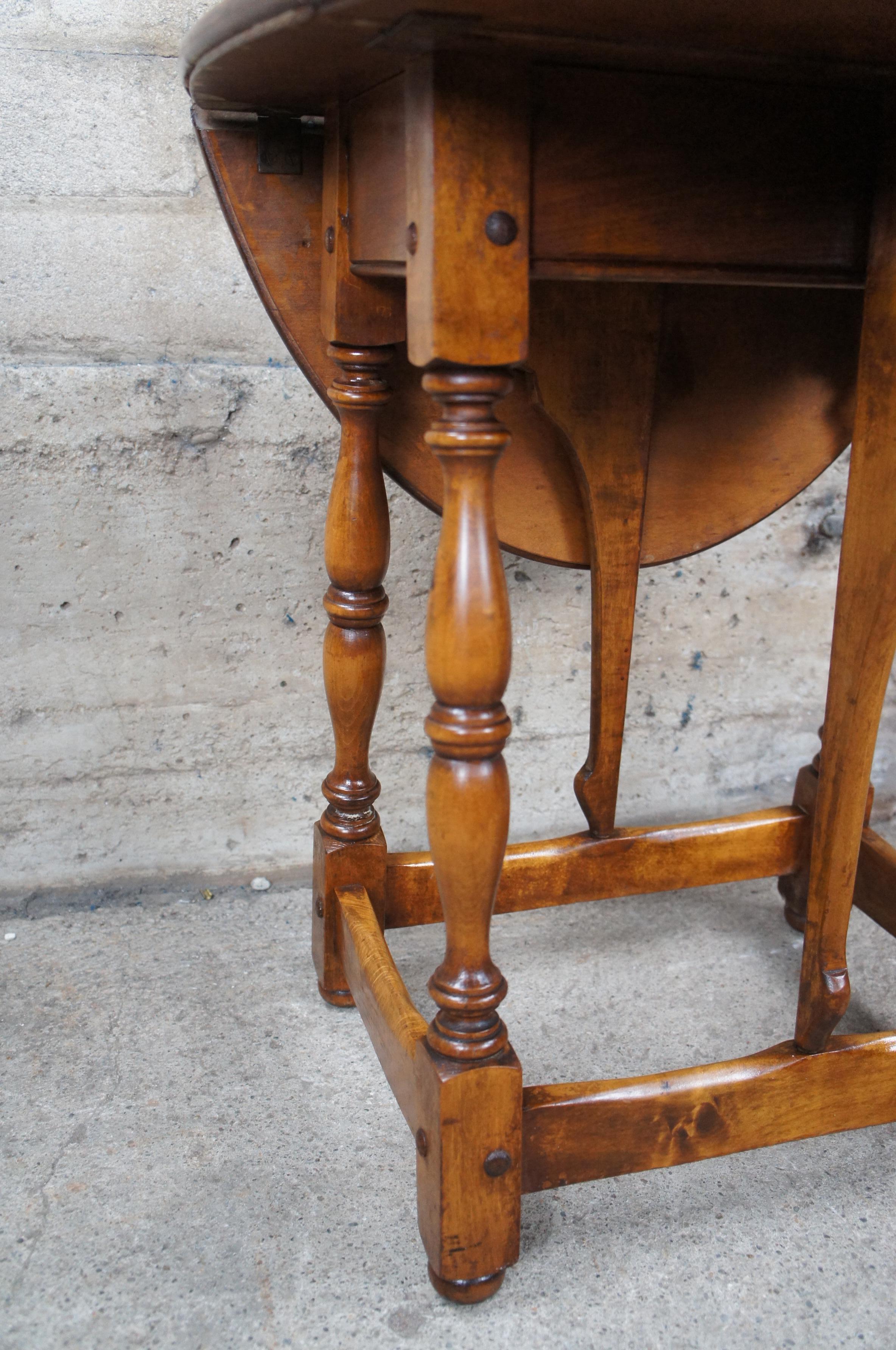 20th Century Antique Cochran Chair Co. William & Mary Style Maple Drop Leaf Joint End Table