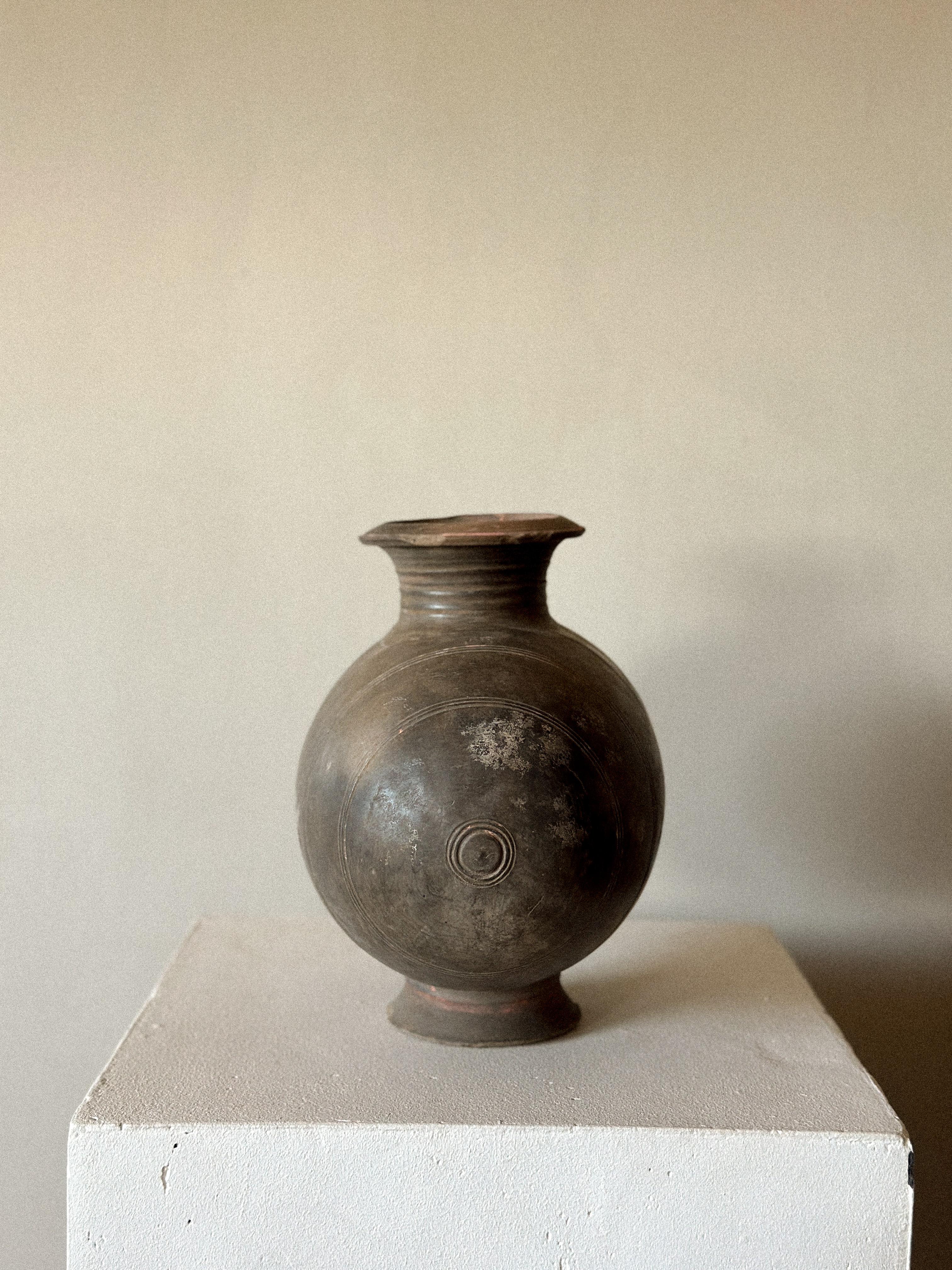 Antique Cocoon Jar, Han period (206 BCE - 220 CE) In Good Condition For Sale In Hønefoss, 30