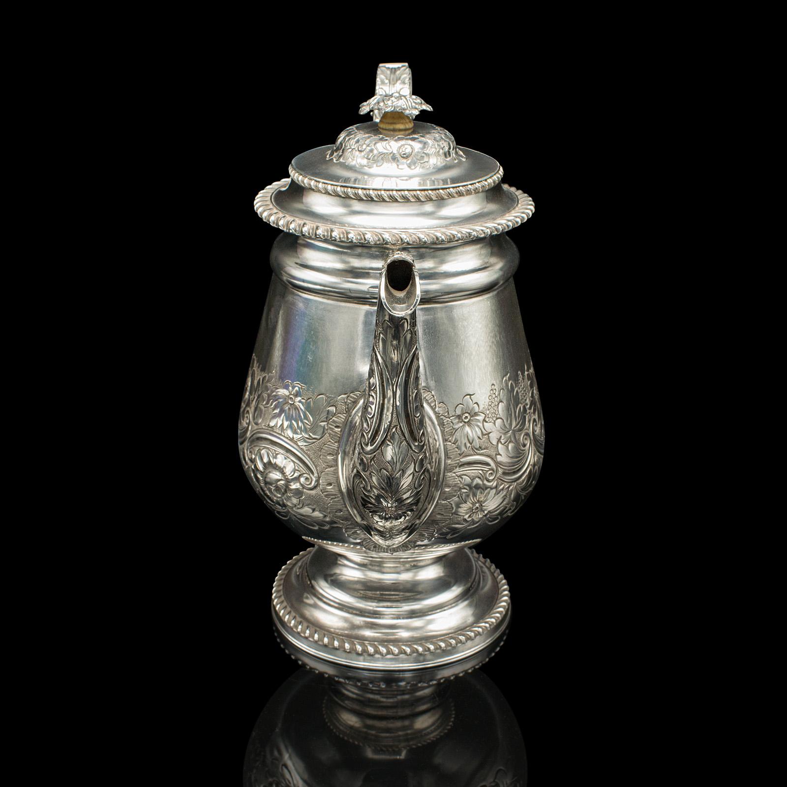 
Se trata de una cafetera antigua. Una tetera inglesa, chapada en plata del Viejo Sheffield, del periodo de la Regencia, hacia 1830.

Atractiva jarra de café de la Regencia con finos detalles grabados
Muestra una deseable pátina envejecida y en