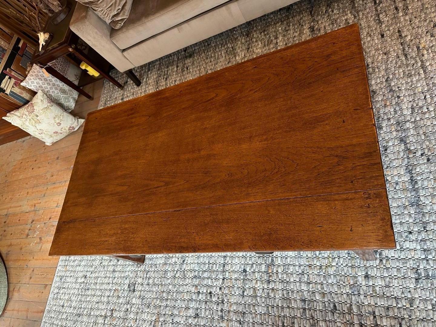 Antique teak coffee table with 2 drawers. Completely in good condition. Beautiful warm color. Leaf has signs of use.

Origin: Dutch East Indies
Size: 137cm x 76cm x h. 48cm
Period: ca. 1900