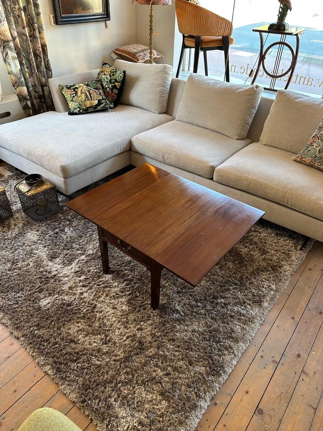 Beautiful small antique coffee table with 1 drawer. Also called a pembroke table. Table has 2 sides that can be folded down. In good condition.
Origin: England
Period: Ca. 1870
Size: 73cm x 94cm x h. 45cm