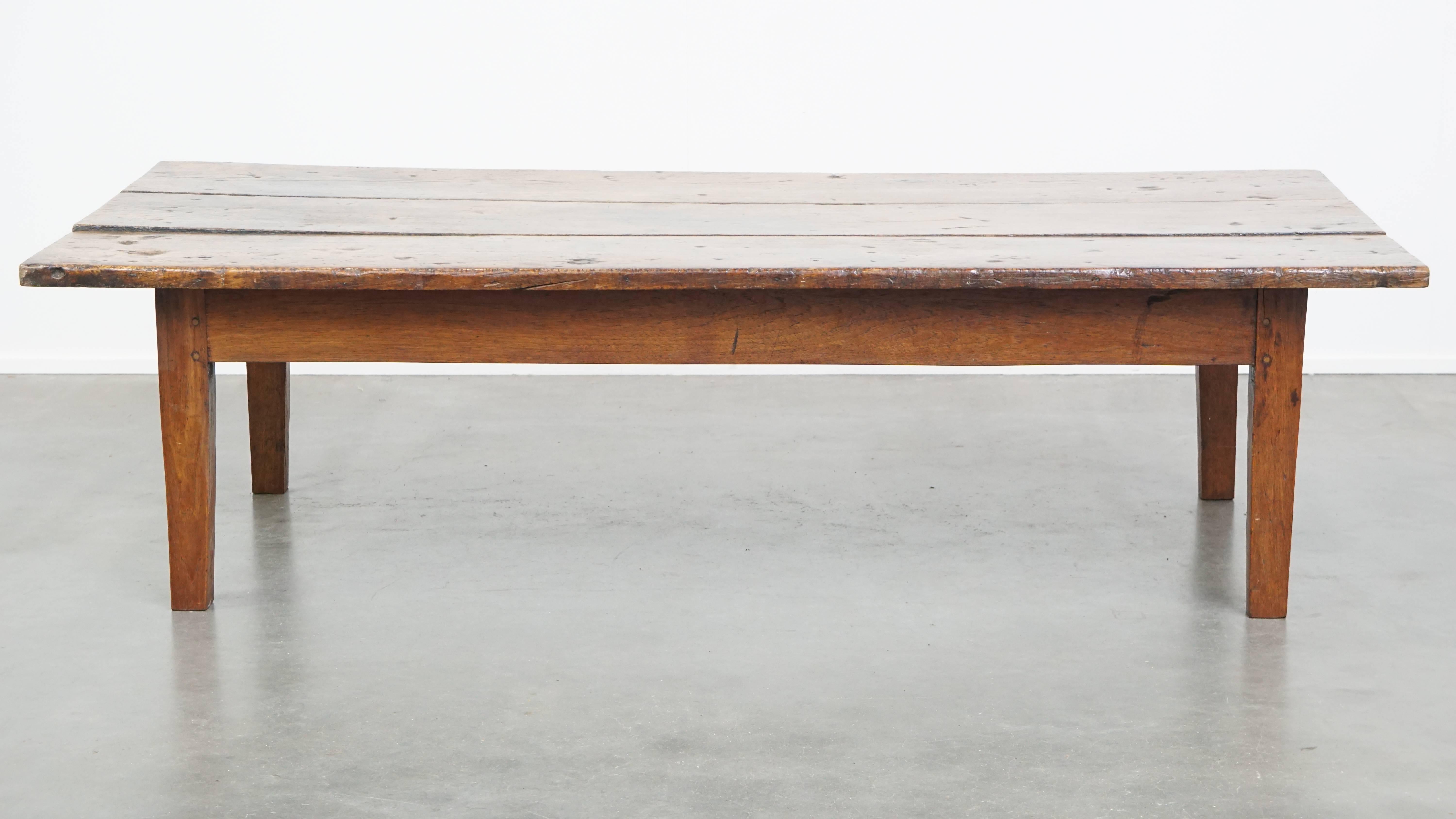Questo grande ed elegante tavolino d'epoca in legno di castagno, risalente agli inizi del XIX secolo, presenta i colori più belli. Questo notevole tavolino risale agli inizi del 1800 ed è realizzato in legno di castagno. Che si tratti di un
