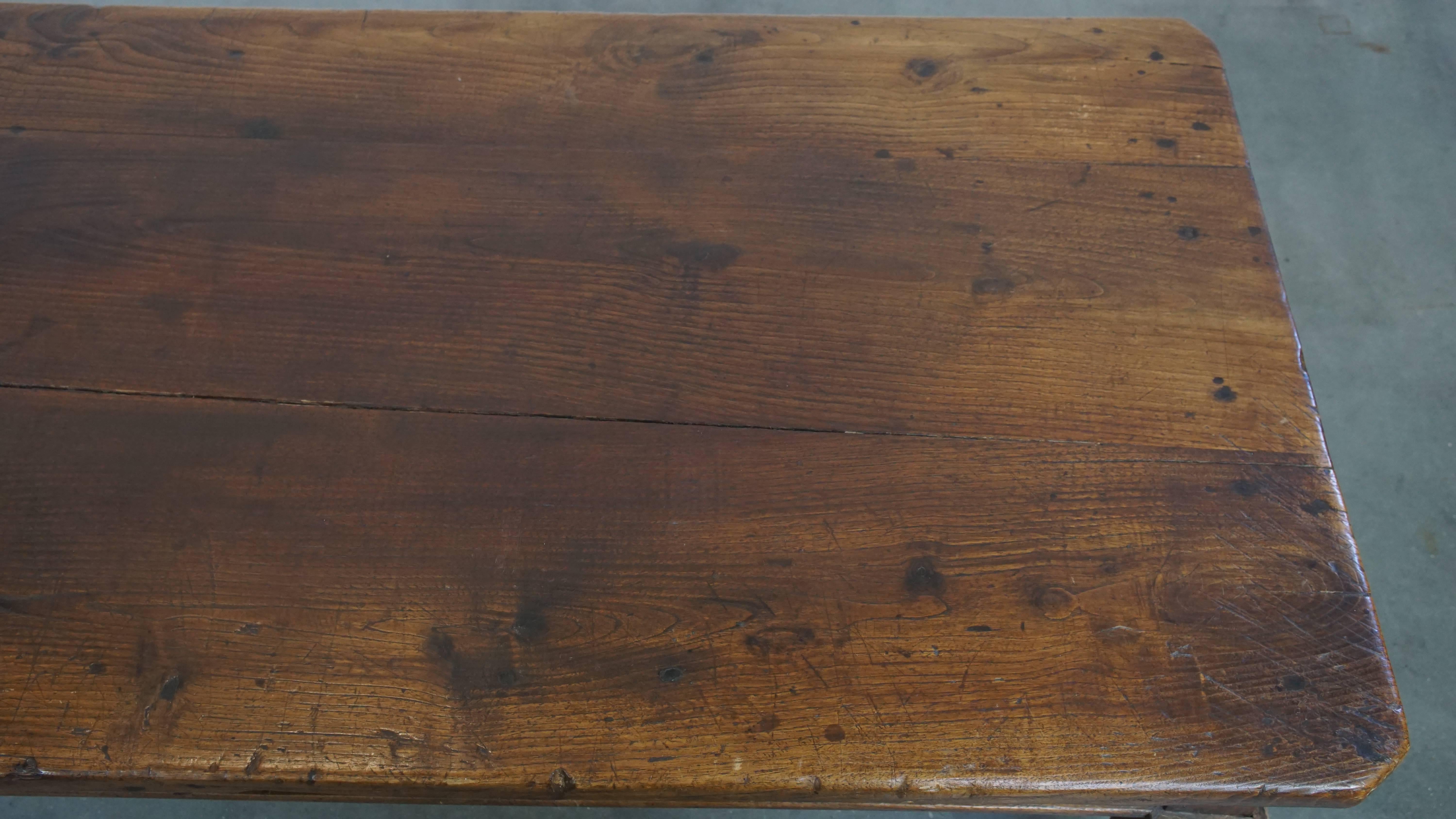 Legno Antico tavolino da caffè con cassetto e splendidi dettagli in vendita