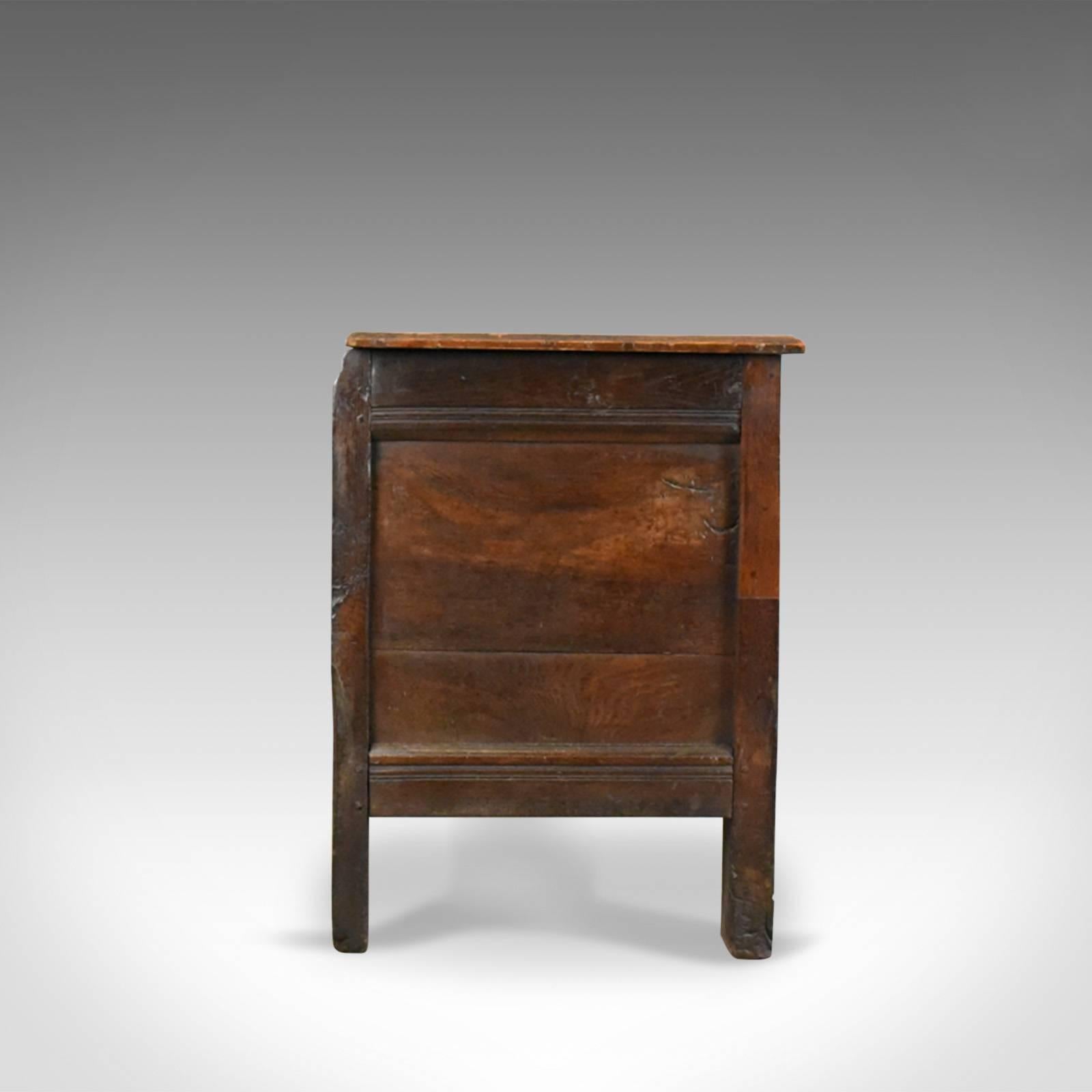 Queen Anne Coffre ancien, grand, coffre en Oak anglais, début du 18ème siècle Coffre, circa 1700 en vente
