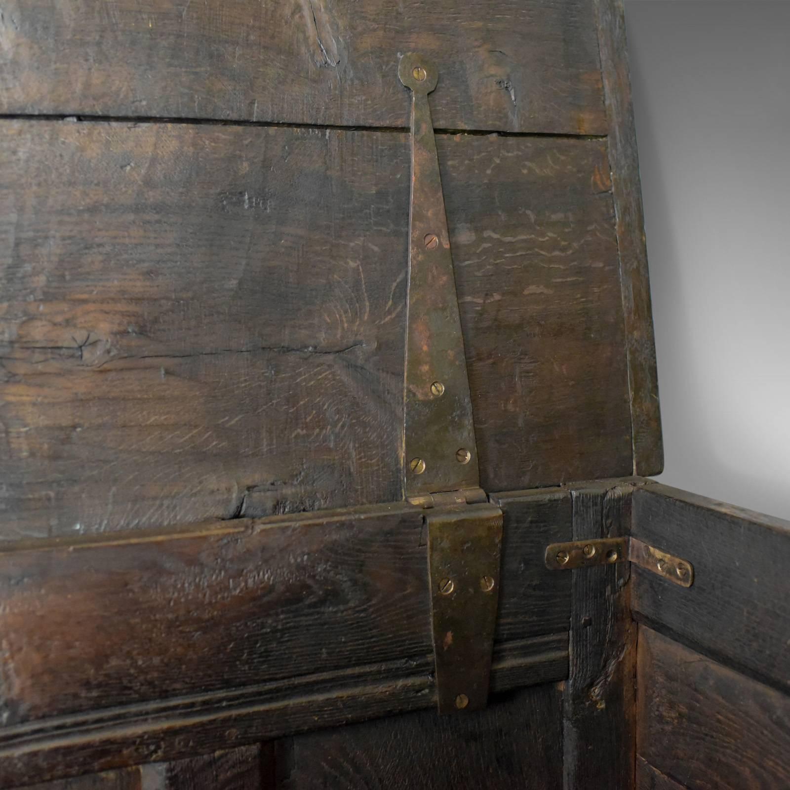 Chêne Coffre ancien, grand, coffre en Oak anglais, début du 18ème siècle Coffre, circa 1700 en vente