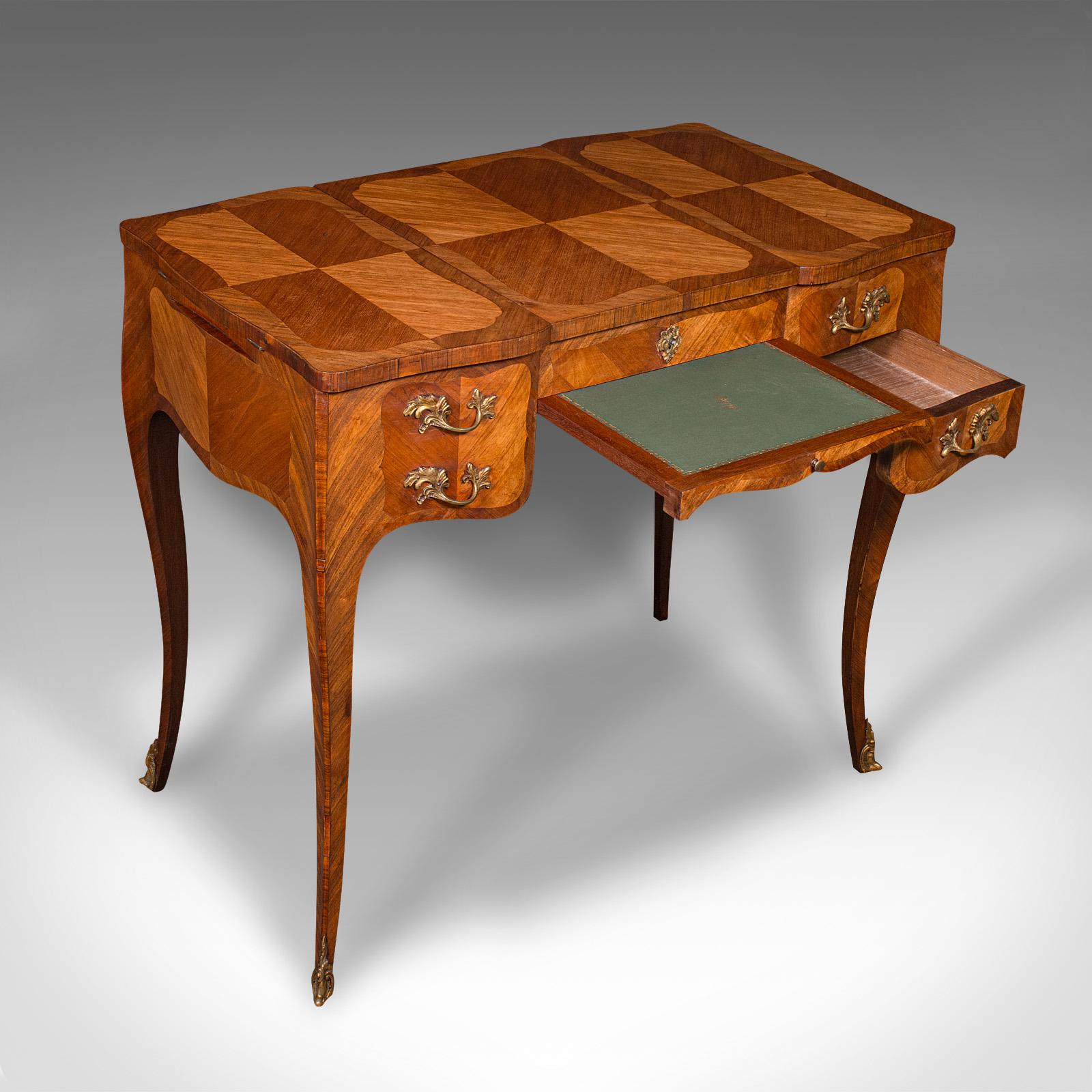 
Dies ist eine antike Frisierkommode. Ein französischer, ausziehbarer Schreibtisch aus Königsholz im Louis-XV-Stil, aus der späten viktorianischen Zeit, um 1900.

Außergewöhnlicher Schminktisch mit verborgenen Funktionen und schönem Aussehen
Zeigt