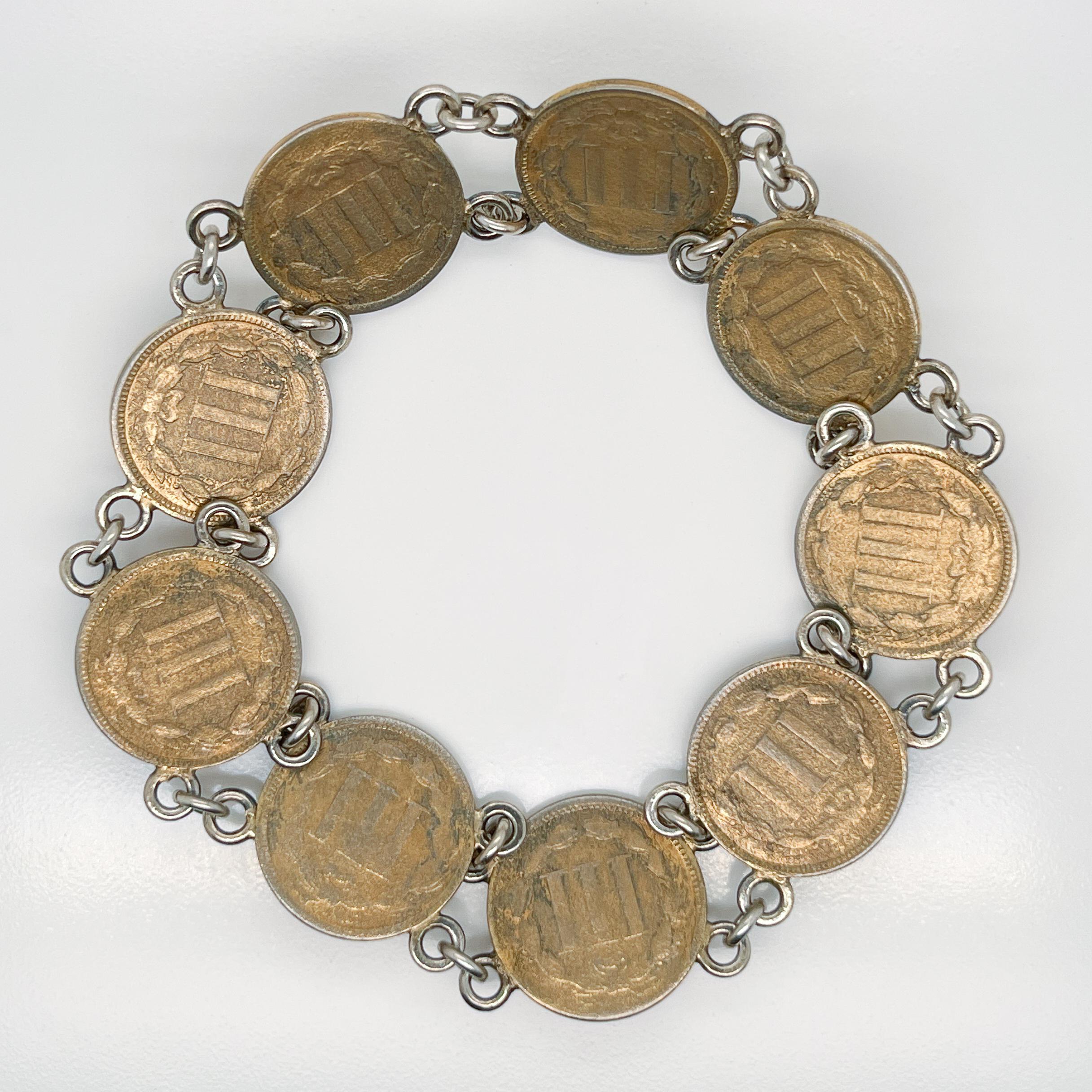 Bracelet de pièces de monnaie ancienne avec pièces américaines de 3 cents en nickel plaqué or Bon état - En vente à Philadelphia, PA