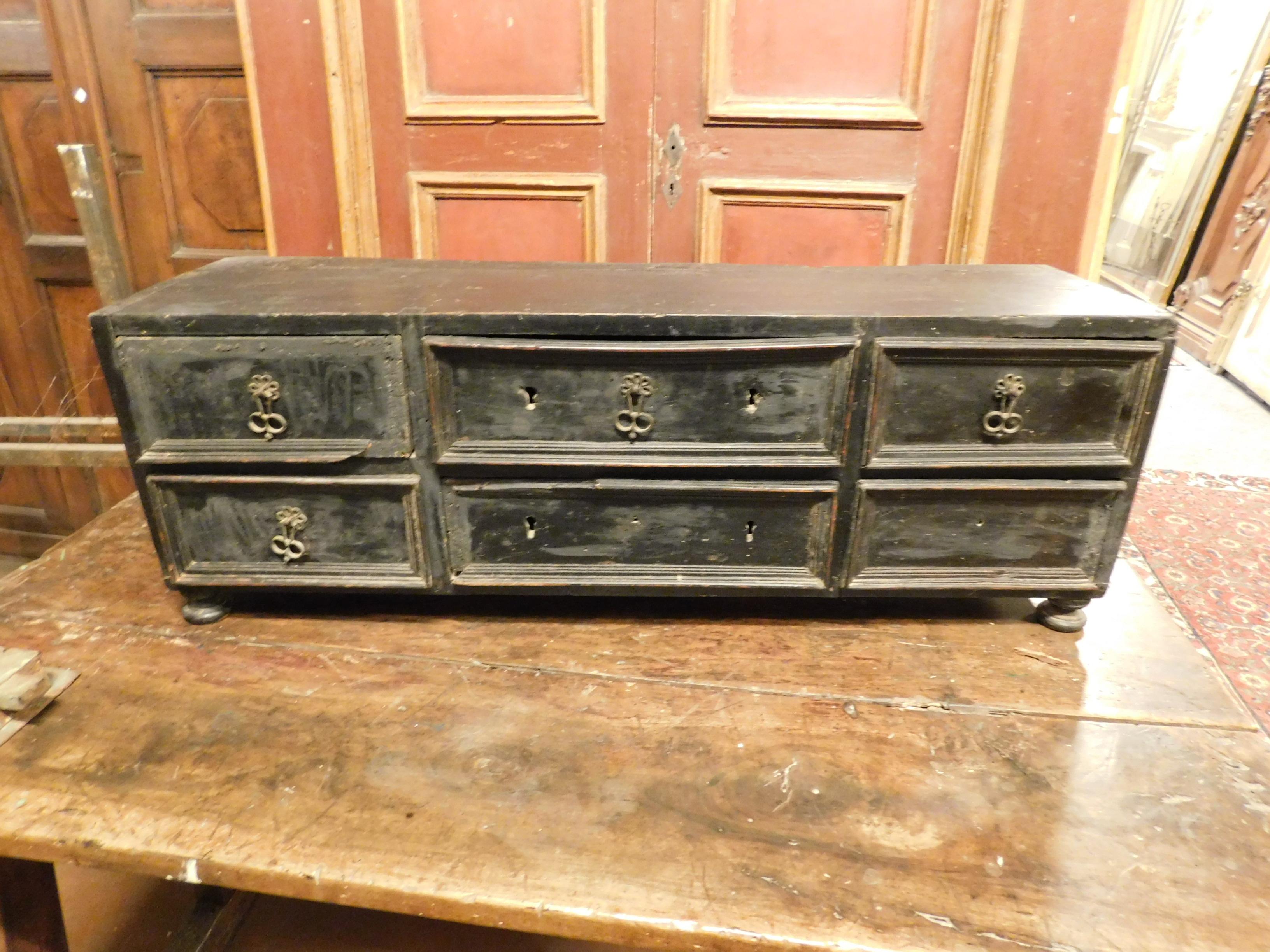 18th century antique cabinet, used as a money box before the electric coffers, black lacquered wood, slightly to restore,
with working and original drawers, original knobs and feet.
Beautiful object to complete a shop or to store jewels with a