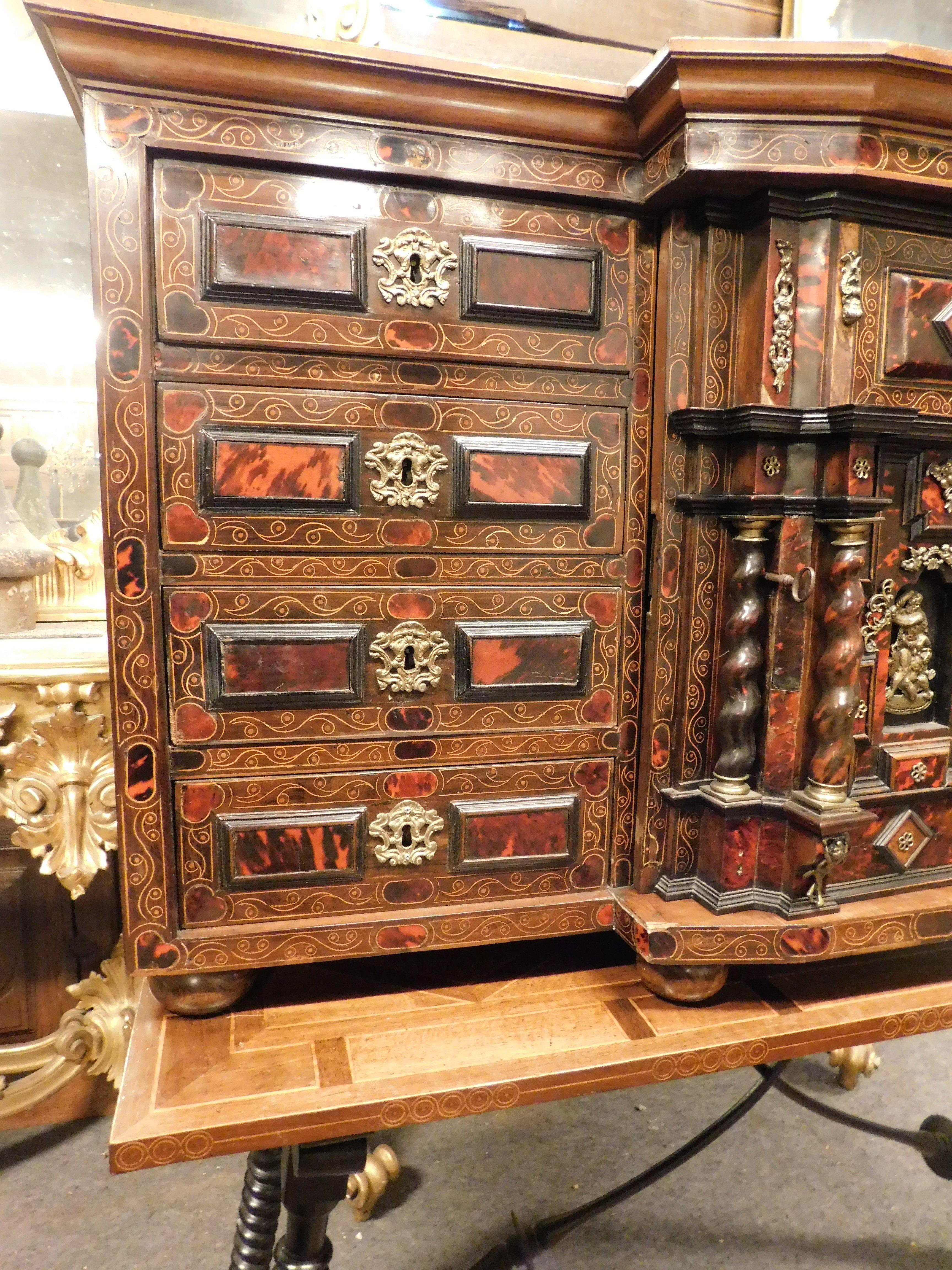 Antiker Münzschrank mit Tisch, Intarsien aus Holz und vergoldeter Bronze,700er Jahre, Spanien (Handgeschnitzt)