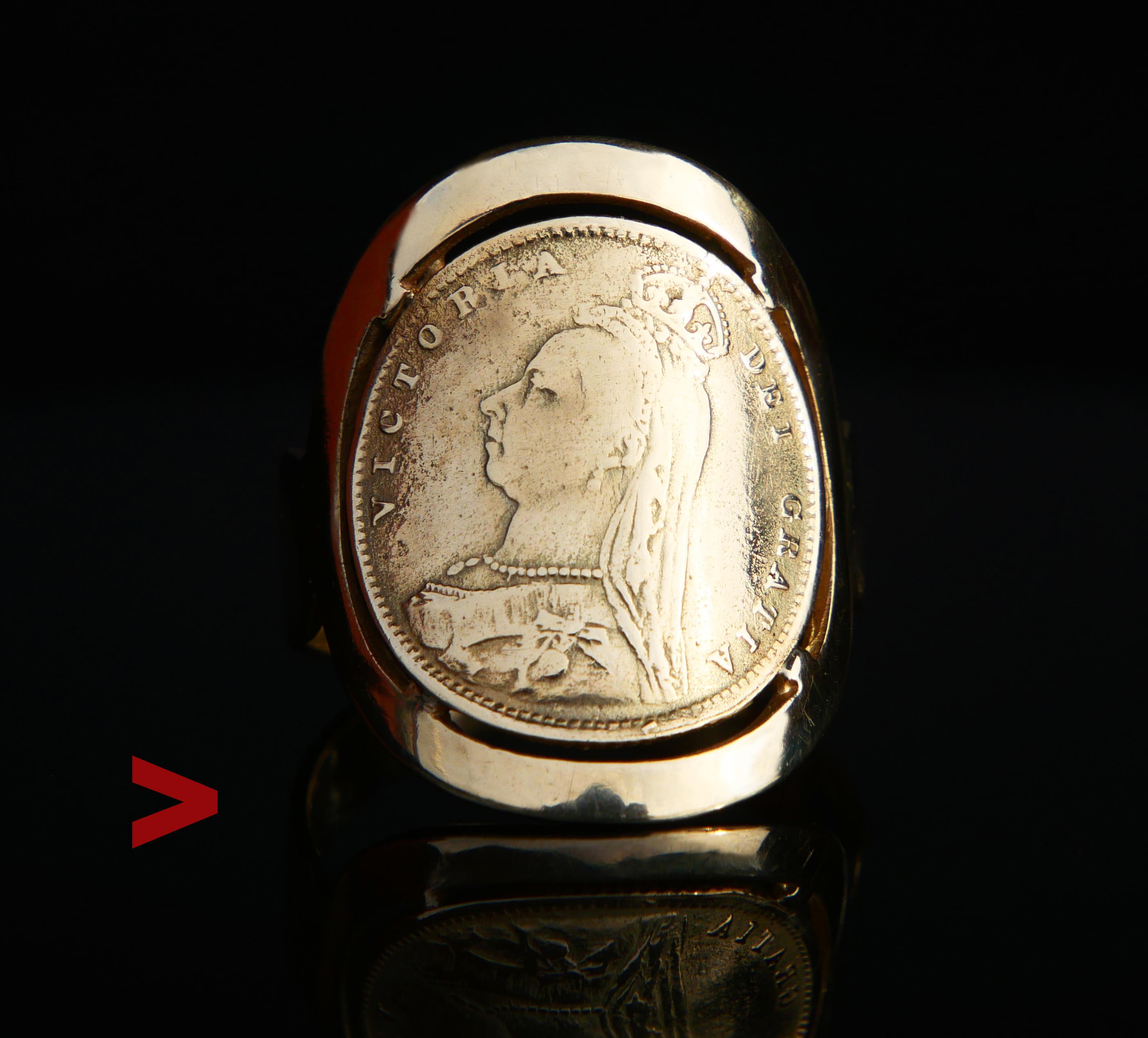 Bague ancienne en forme de pièce de monnaie, habilement réalisée à partir d'une copie d'une pièce de monnaie britannique en or de 1887, le demi-souverain, et d'un large anneau. Le bracelet et la pièce sont en or massif 14 carats (testé). Poinçon