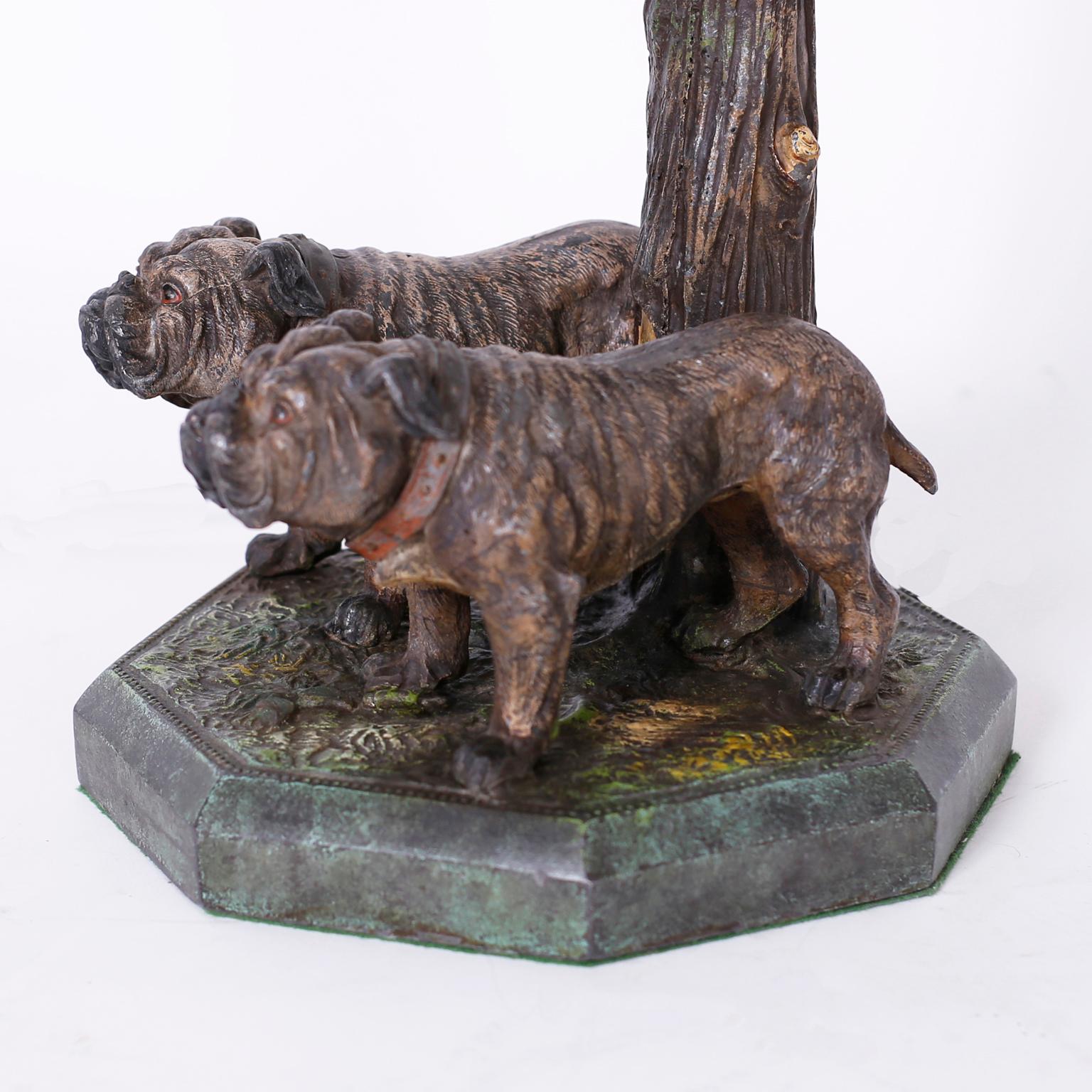 Vittoriano Lampada da tavolo antica in bronzo dipinto a freddo con bulldog in vendita