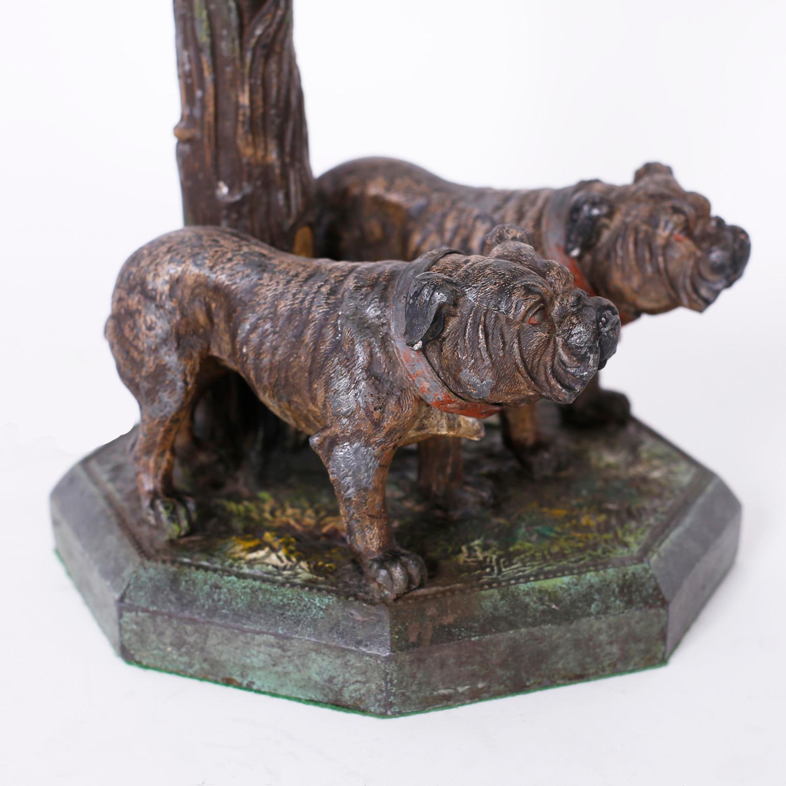 Antike, kalt bemalte Bronze-Tischlampe mit Bulldogge (20. Jahrhundert) im Angebot