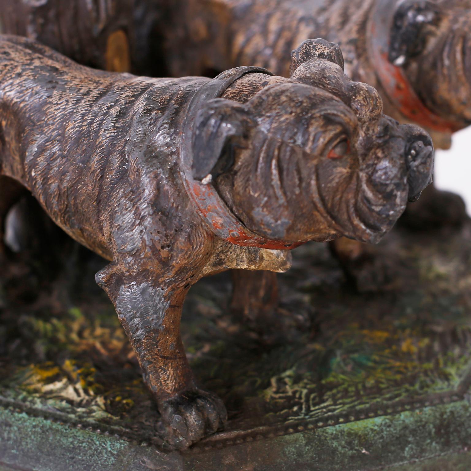 Antike, kalt bemalte Bronze-Tischlampe mit Bulldogge im Angebot 1
