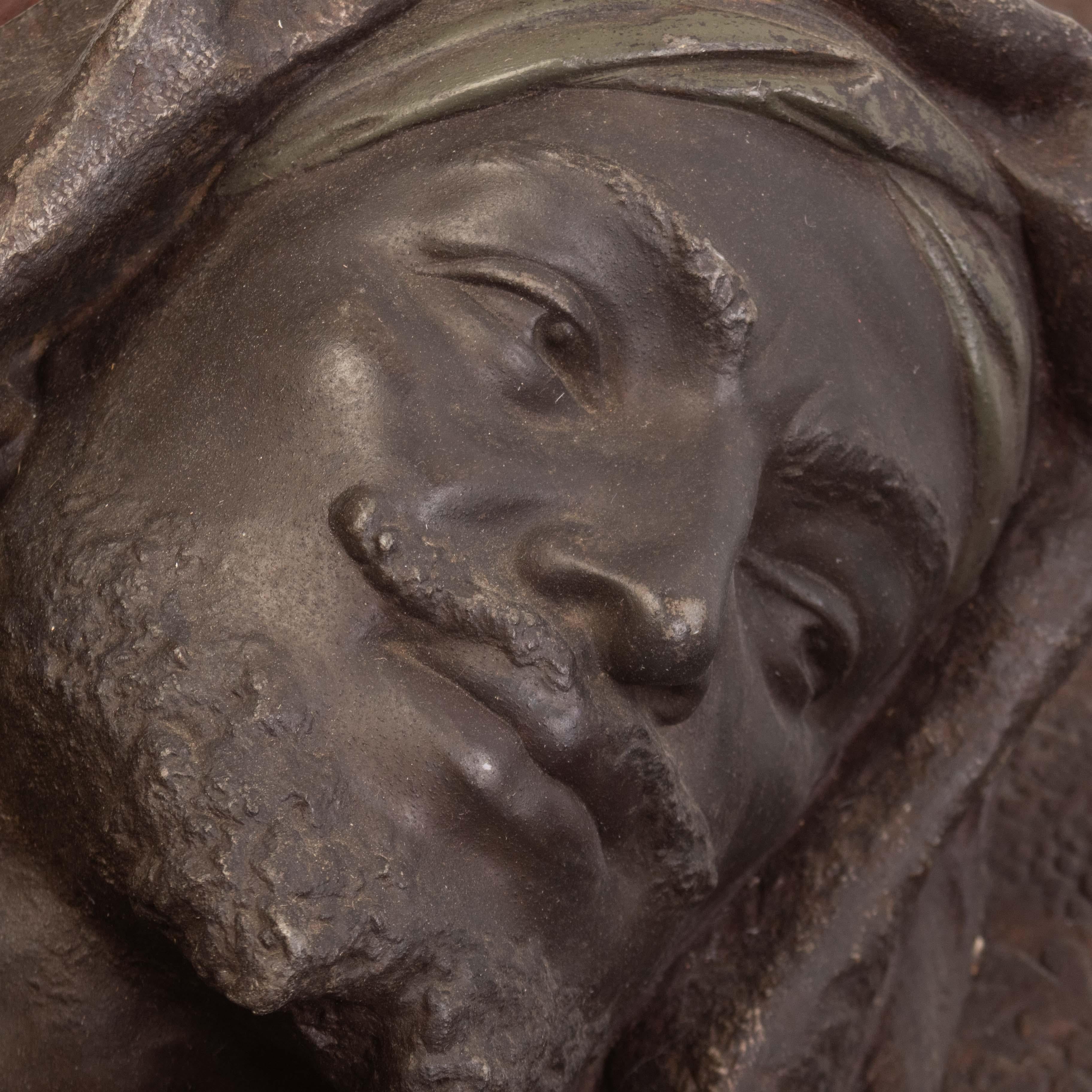 Antica scultura da parete orientale beduina in metallo dipinto a freddo del XIX secolo in vendita 5