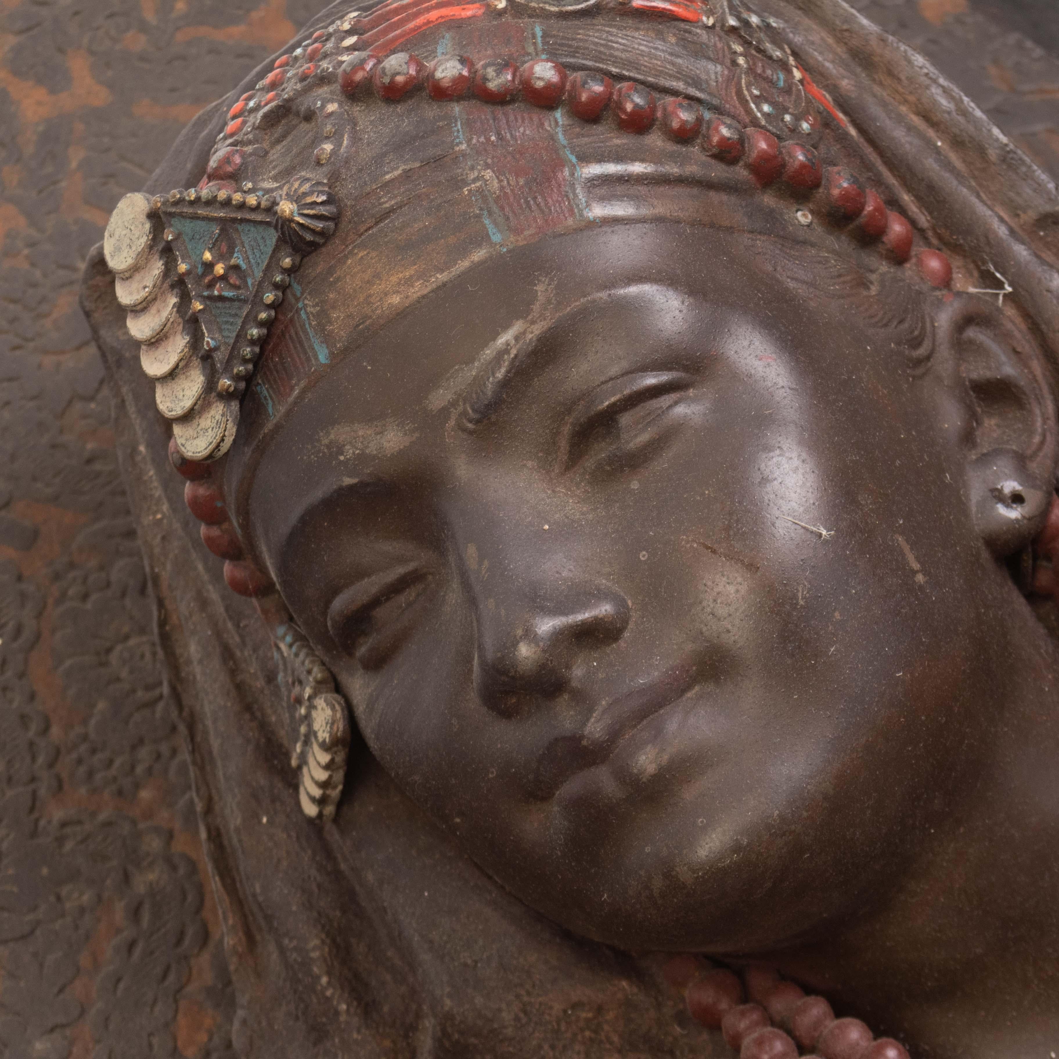 Antica scultura da parete orientale beduina in metallo dipinto a freddo del XIX secolo in vendita 6