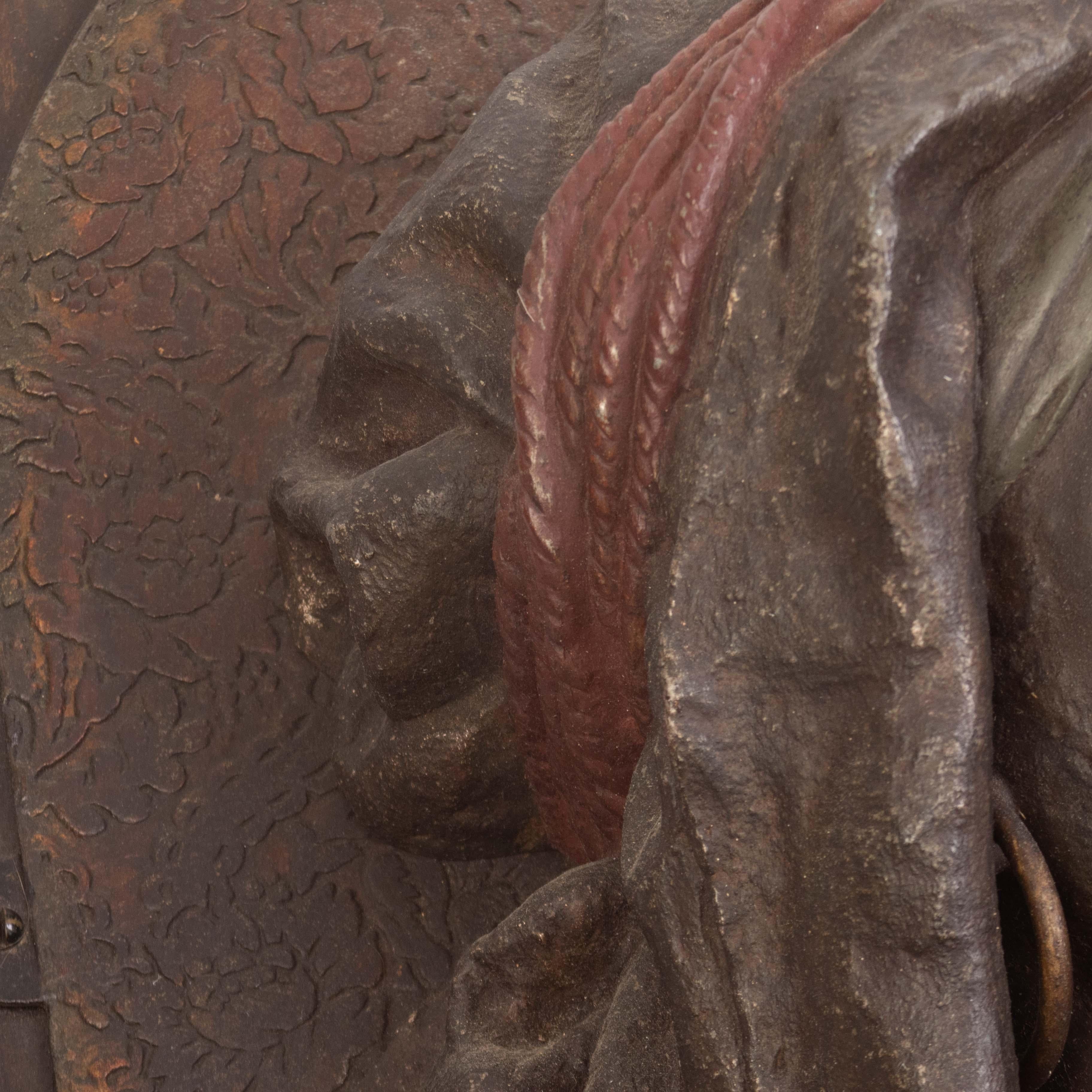 Antica scultura da parete orientale beduina in metallo dipinto a freddo del XIX secolo in vendita 7