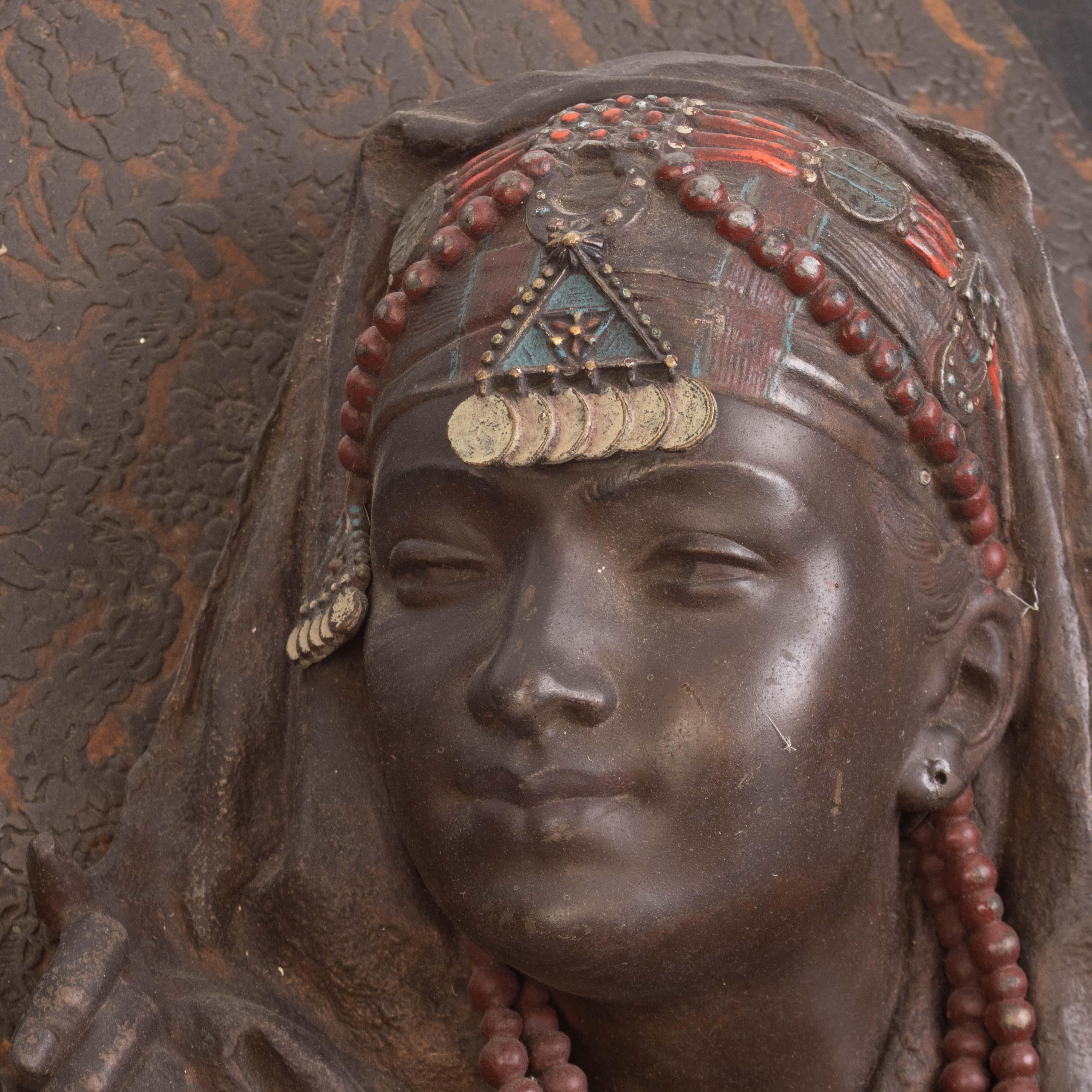 Antica scultura da parete orientale beduina in metallo dipinto a freddo del XIX secolo in vendita 8