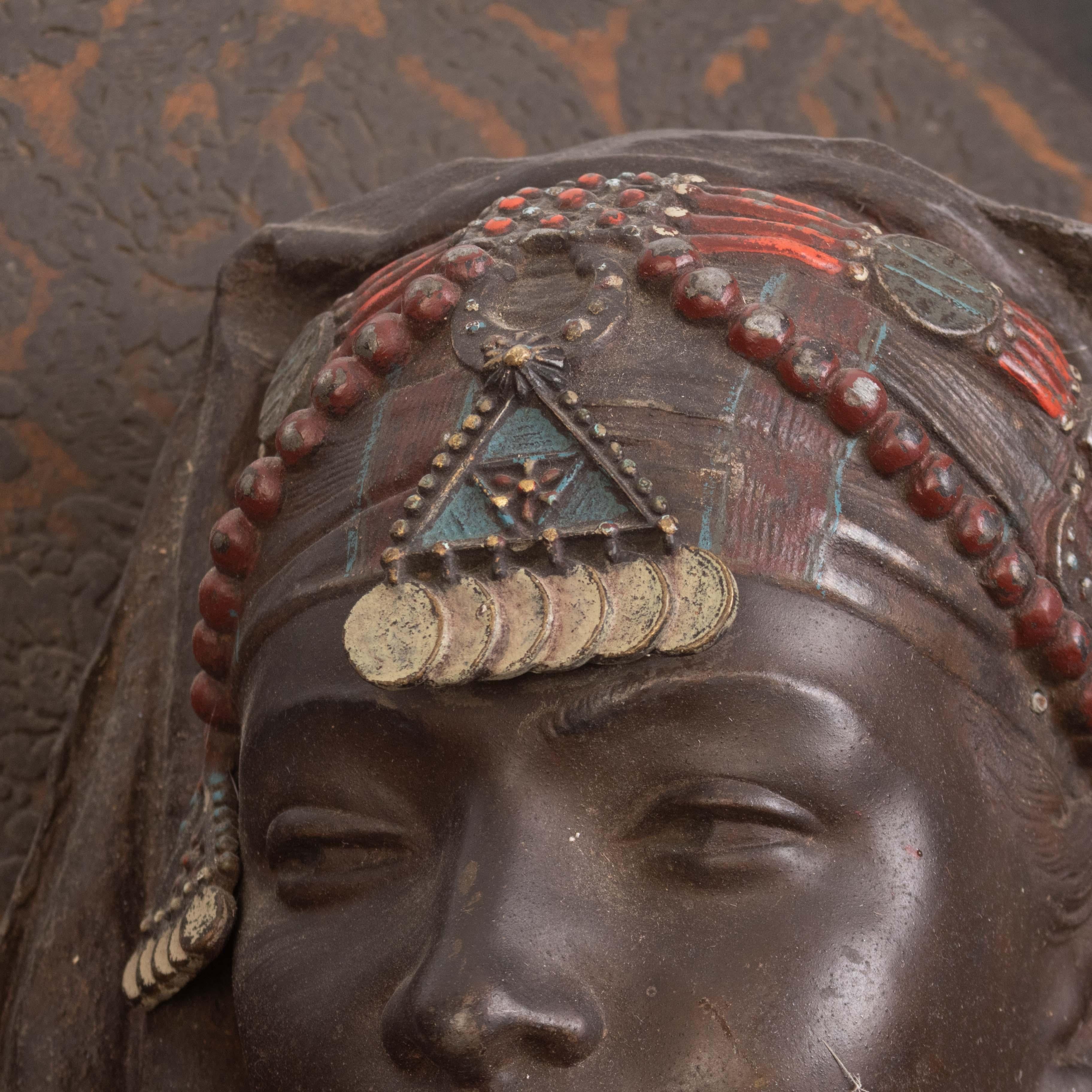 Antica scultura da parete orientale beduina in metallo dipinto a freddo del XIX secolo in vendita 9