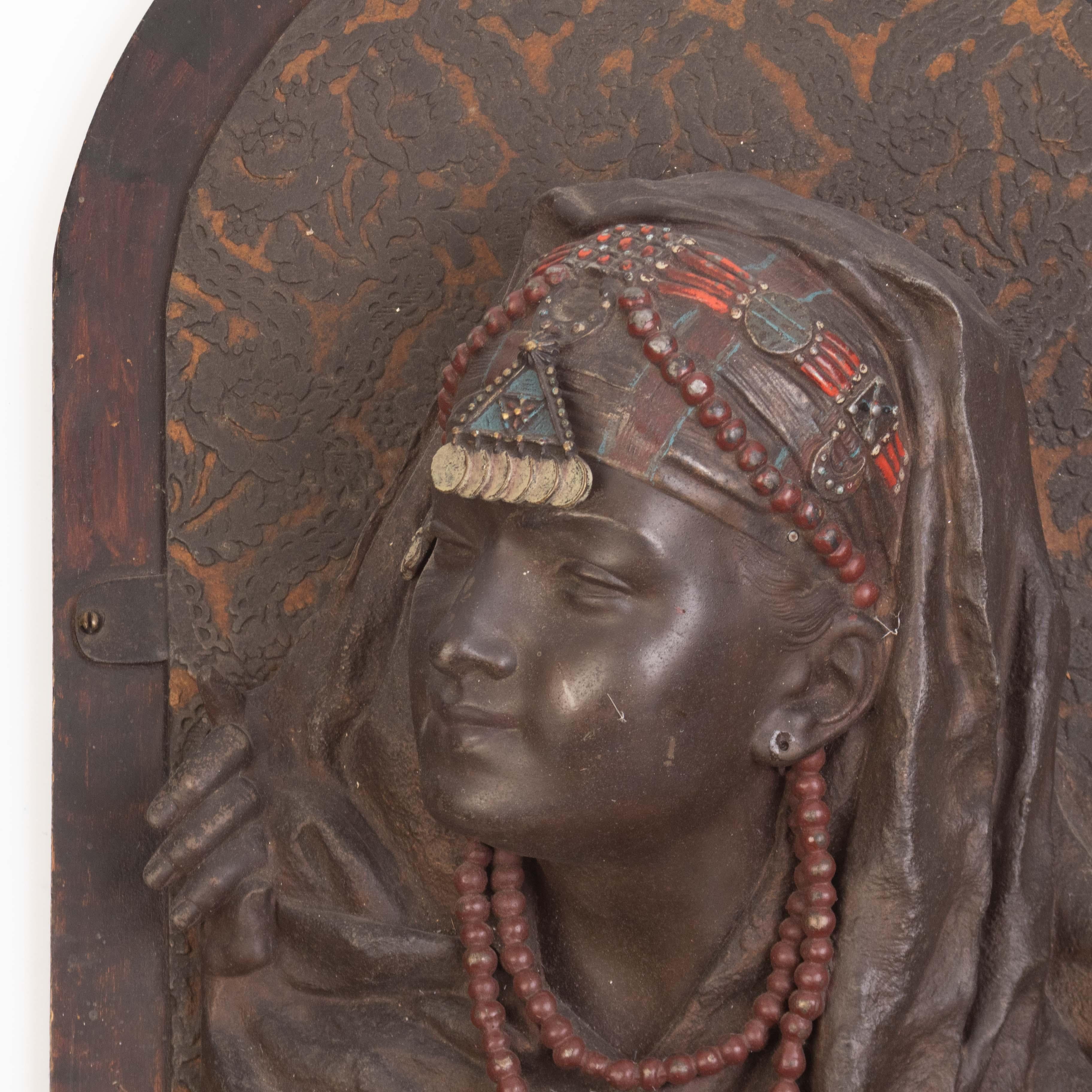 Antica scultura da parete orientale beduina in metallo dipinto a freddo del XIX secolo in vendita 13