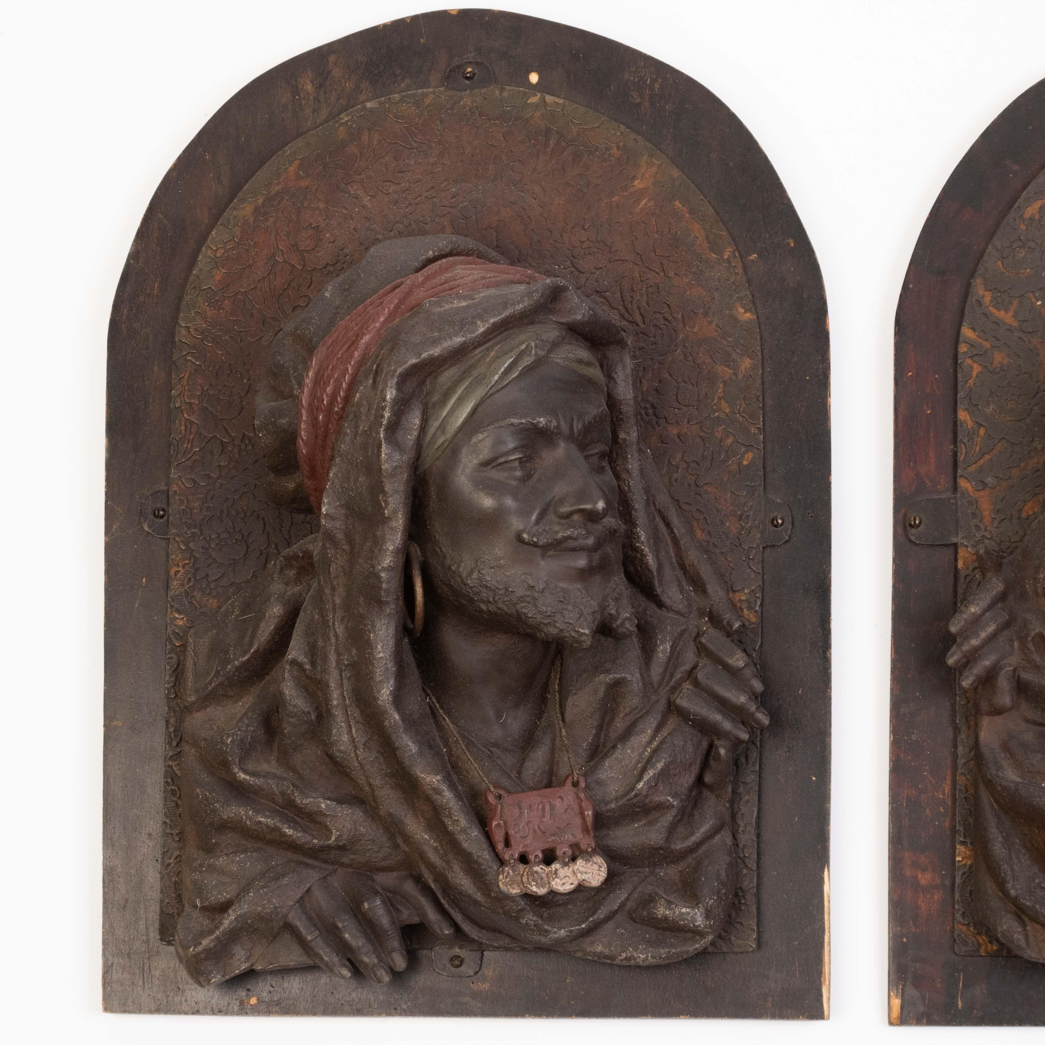 Un raro e importante set di sculture orientaliste da parete in metallo dipinto a freddo del XIX secolo, raffiguranti figure arabe beduine
Continentale, fine del XIX secolo

Un insieme eccezionale e riccamente evocativo di sculture orientaliste a