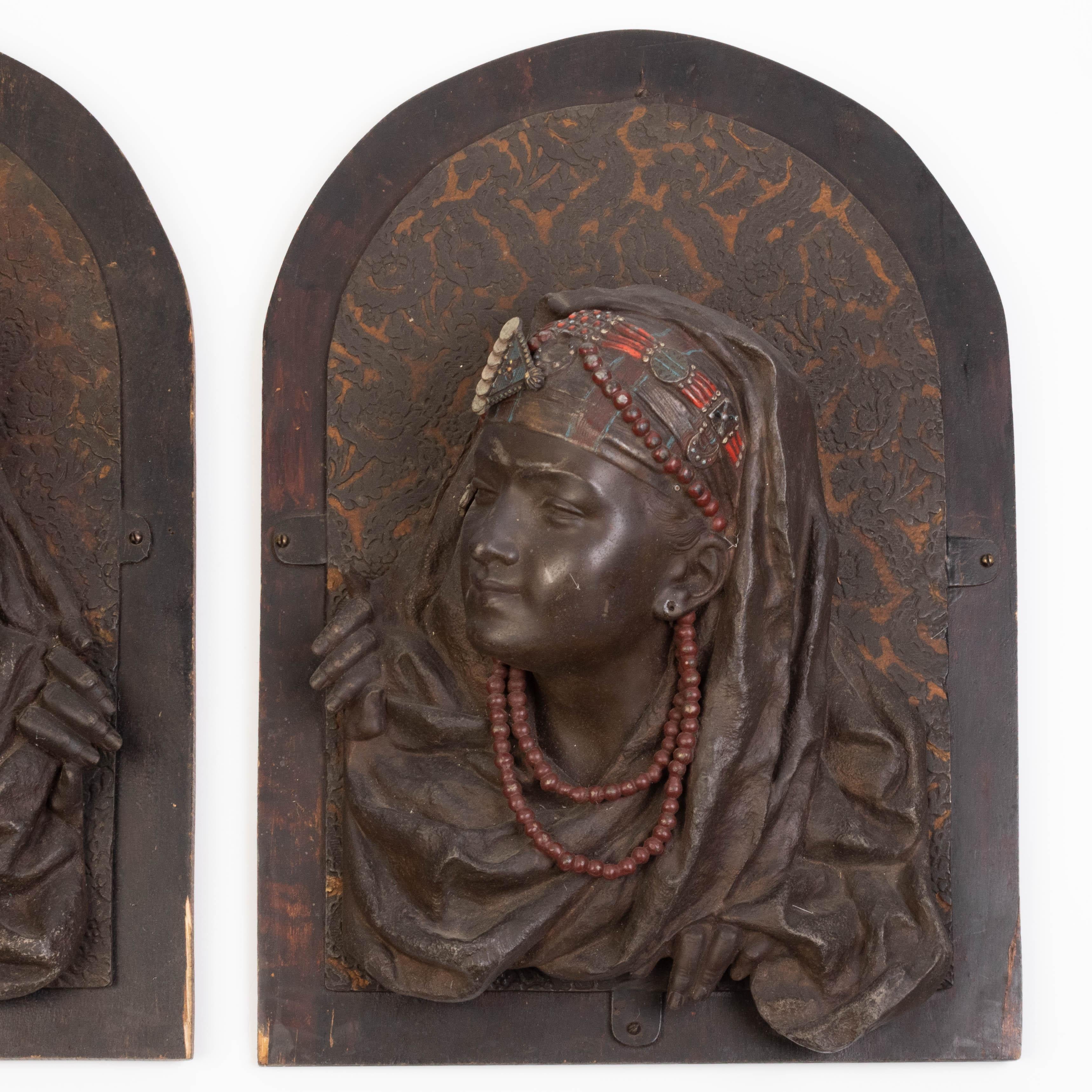 Policromo Antica scultura da parete orientale beduina in metallo dipinto a freddo del XIX secolo in vendita