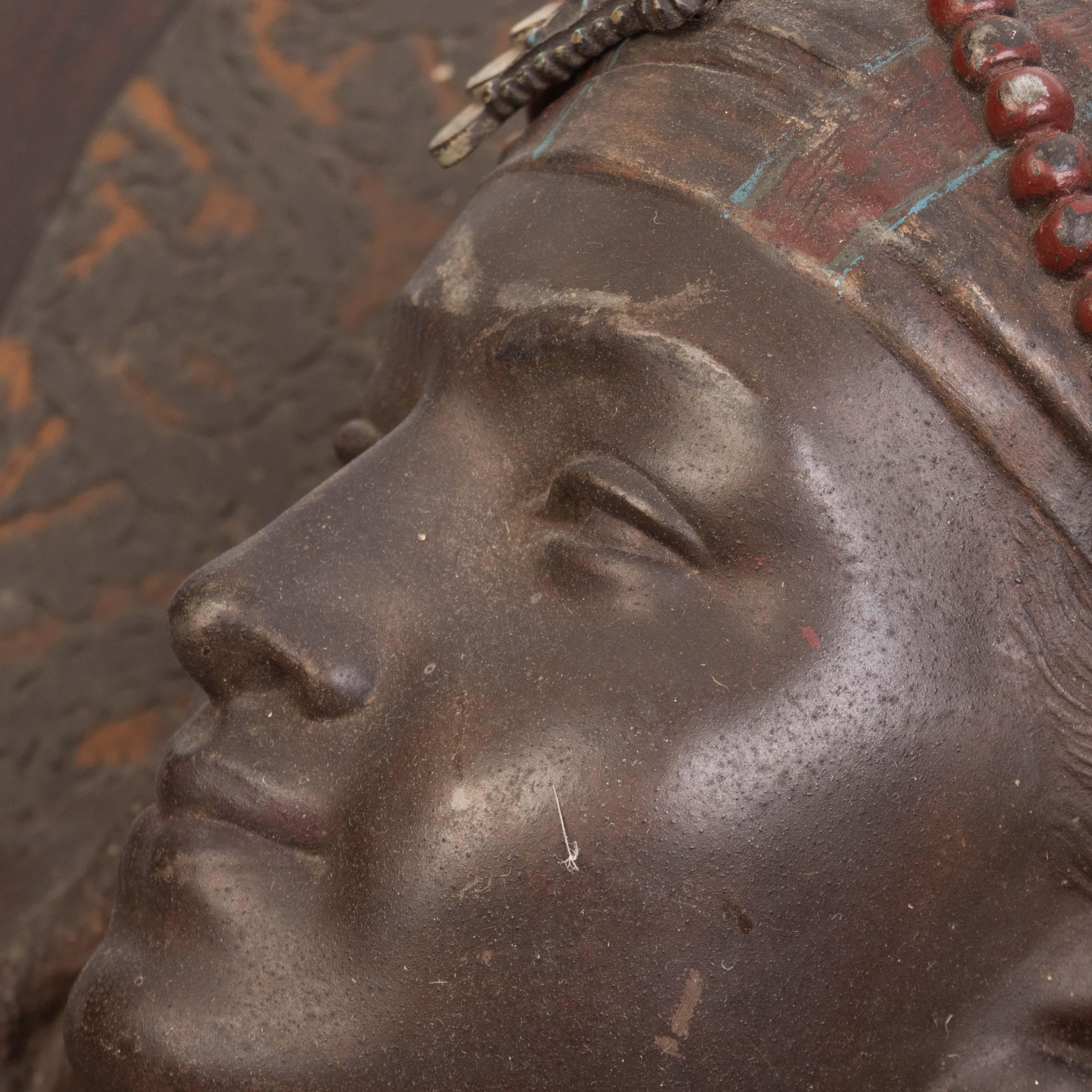 Antica scultura da parete orientale beduina in metallo dipinto a freddo del XIX secolo in vendita 1
